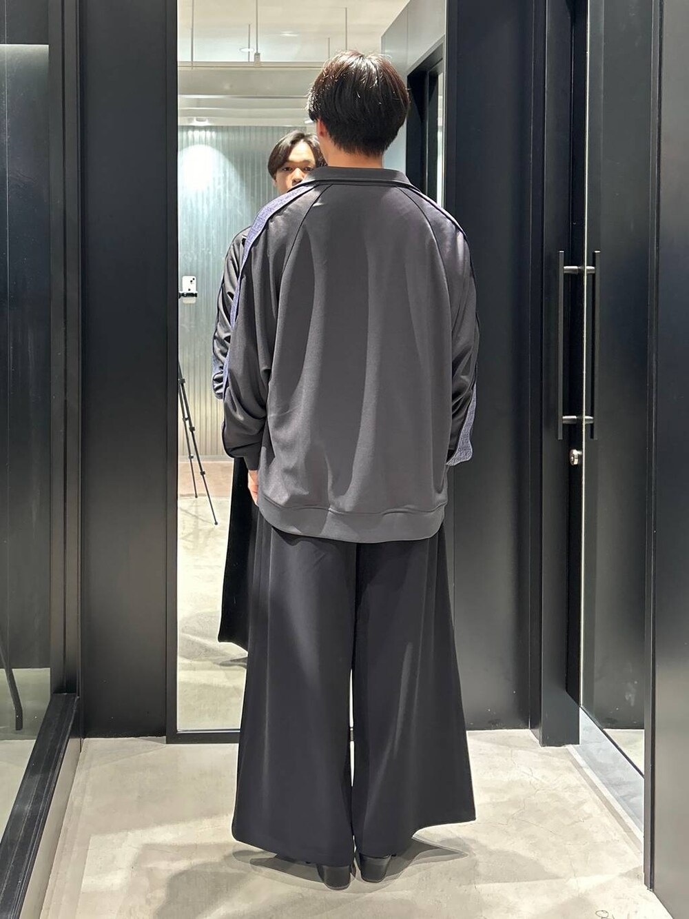 「春コーデ、女子ウケ、きれいめ、カジュアル、ネックレス、HARE、着痩せ・細見え」｜「HAREのシャークヒールZIPシューズ(HARE)（ドレスシューズ、ブラック系）」を使った、おざさん（メンズ・172cm）の春コーディネートの3枚目の写真