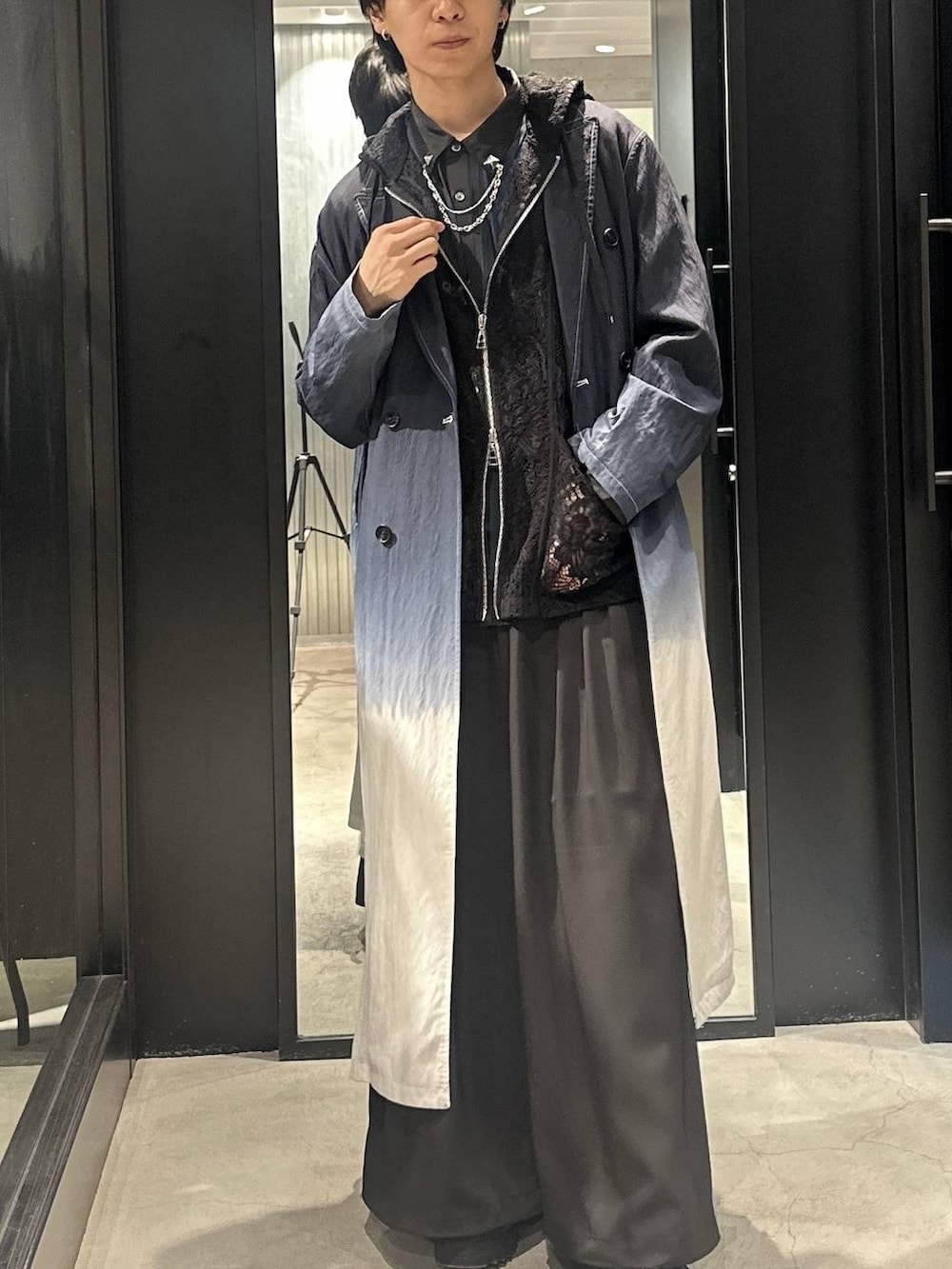 ブラック系のトレンチコート、ブラック系のサンダル、ブラック系のシャツ/ブラウスを着用したメンズの春コーディネートの4枚目の写真