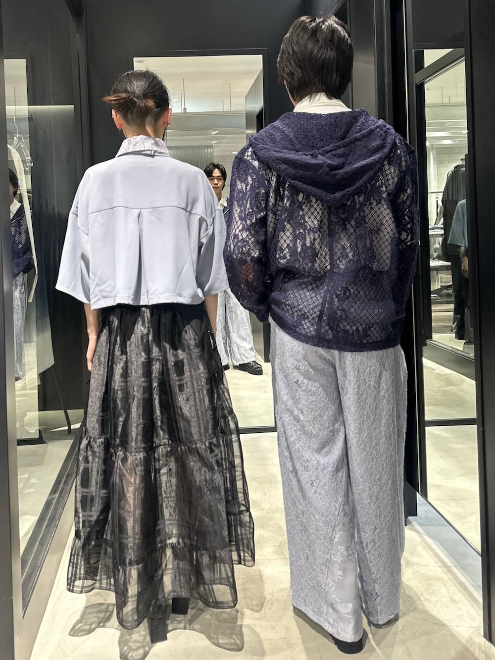 ブラック系のサンダル、ブラック系のスカート、ブラック系のサンダルを着用したメンズの春コーディネートの5枚目の写真