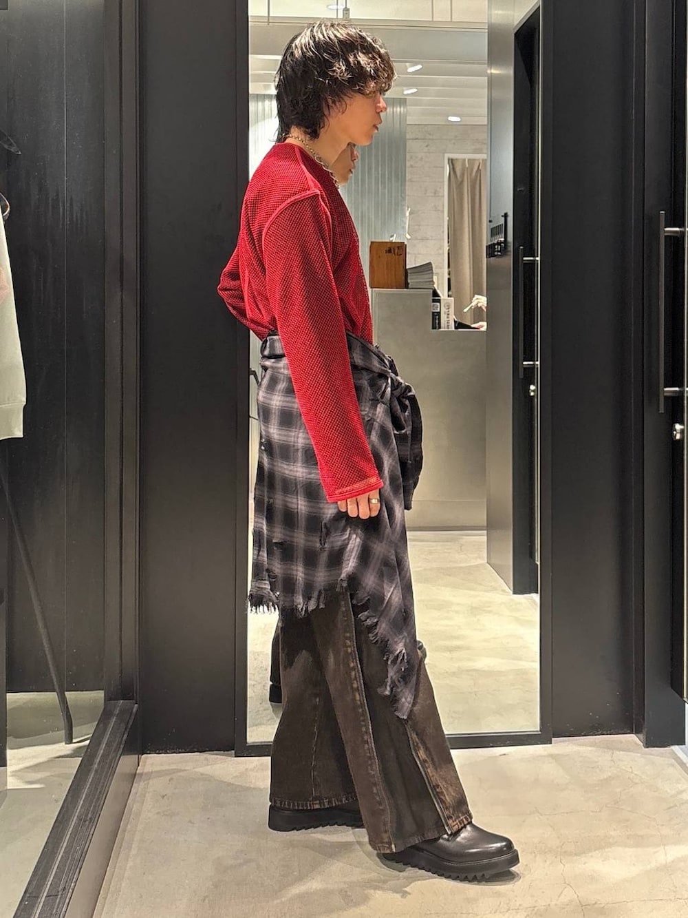 「秋コーデ、冬コーデ、女子ウケ、きれいめ、カジュアル、ネックレス、HARE、着痩せ・細見え」｜「HAREの【一部カラーSET UP対応】BIGダメージチェックシャツ(HARE)（シャツ/ブラウス、ブラック系）」を使った、おざさん（メンズ・172cm）の春コーディネートの2枚目の写真