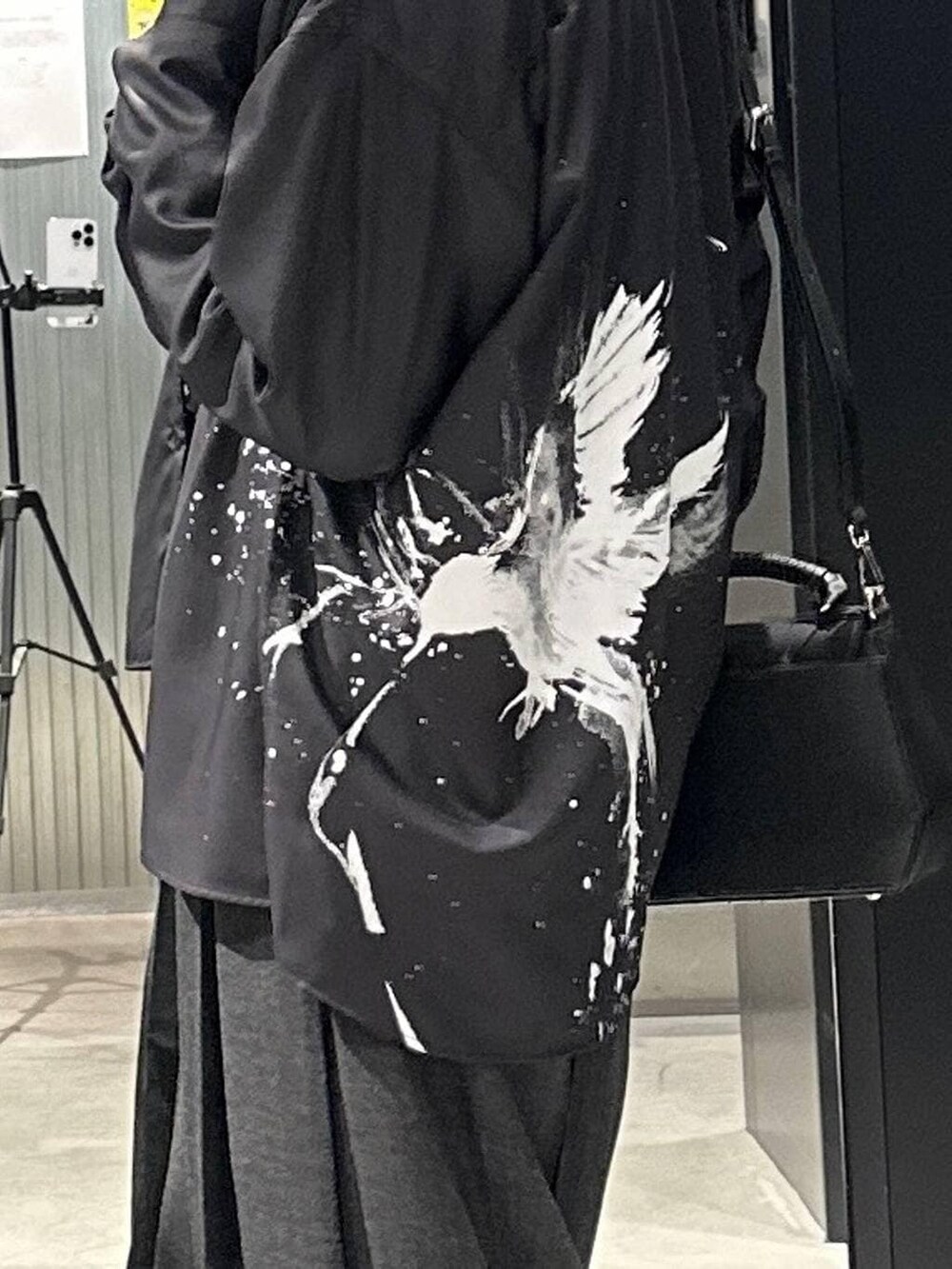 ブラック系のドレスシューズ、ブラック系のスラックス、グレー系のTシャツ/カットソーを着用したメンズの春コーディネートの6枚目の写真