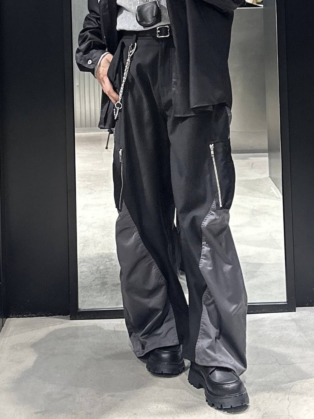 ブラック系のドレスシューズ、ブラック系のその他パンツ、ブラック系のシャツ/ブラウスを着用したメンズの春コーディネートの5枚目の写真