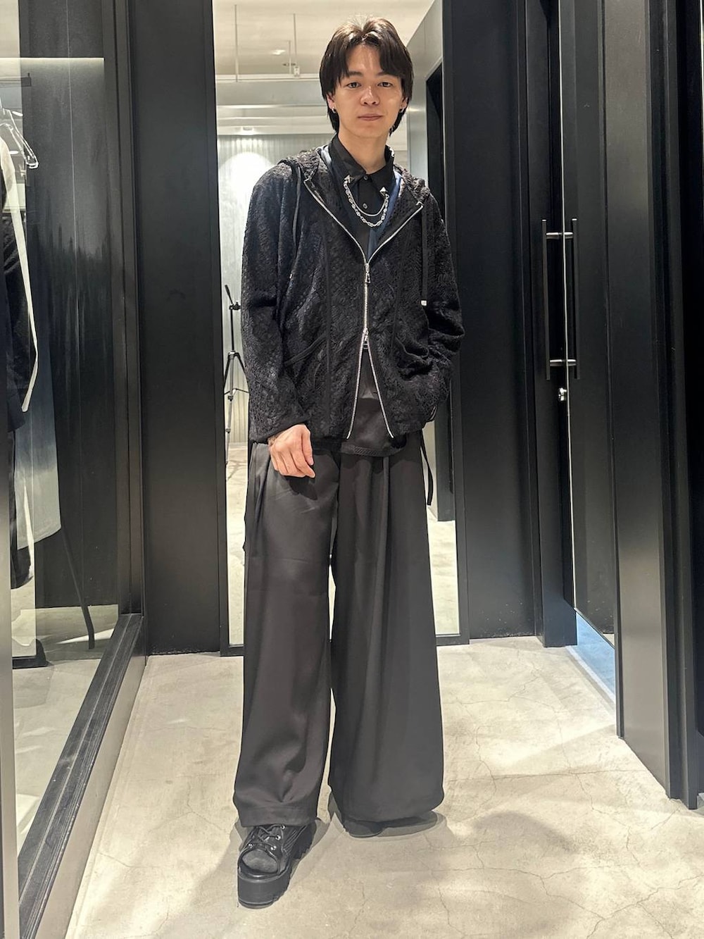 ブラック系のトレンチコート、ブラック系のサンダル、ブラック系のシャツ/ブラウスを着用したメンズの春コーディネートの6枚目の写真