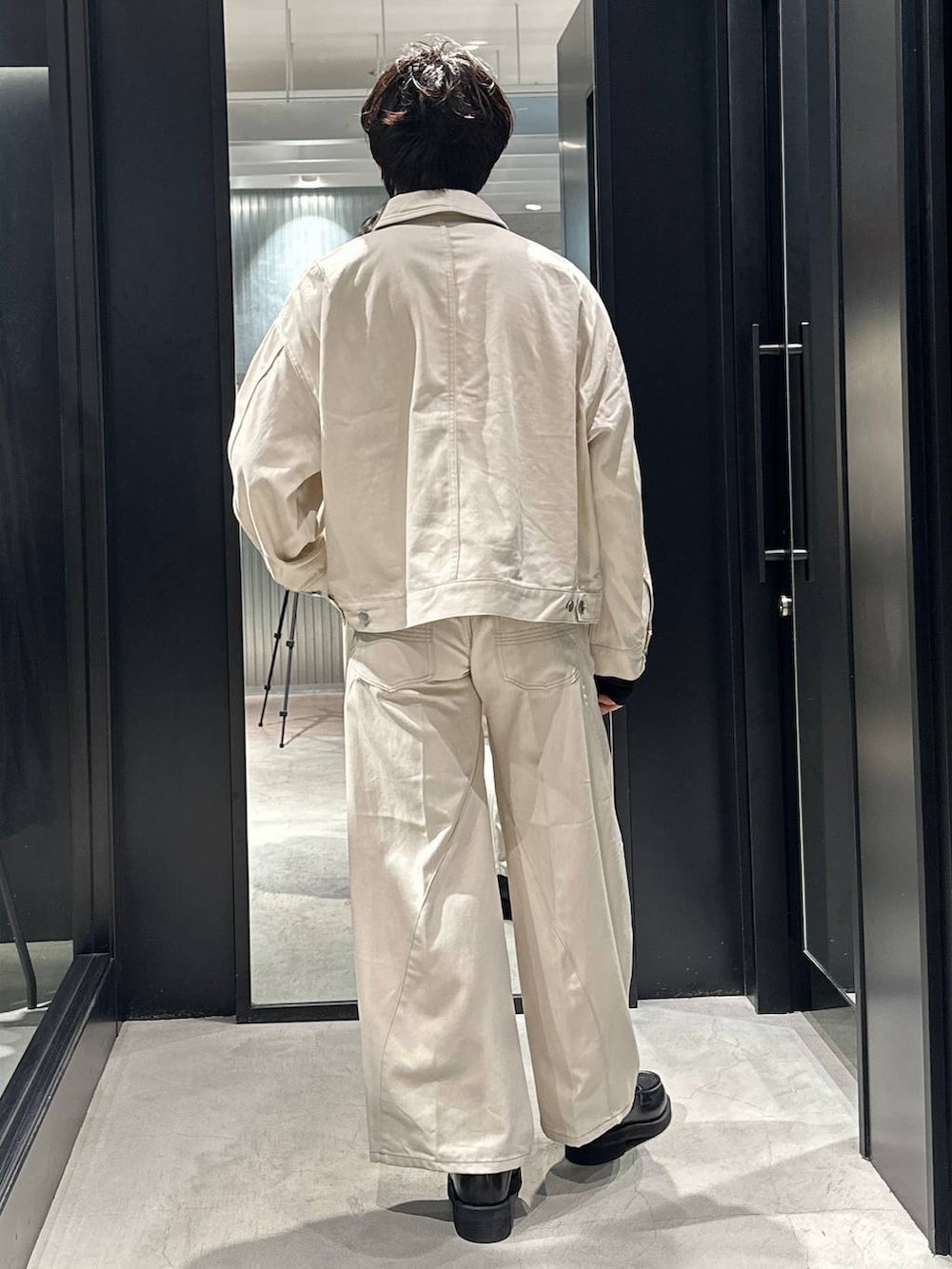 ホワイト系のデニムパンツ、ブラック系のローファー、ホワイト系のデニムジャケットを着用したメンズの秋コーディネートの3枚目の写真