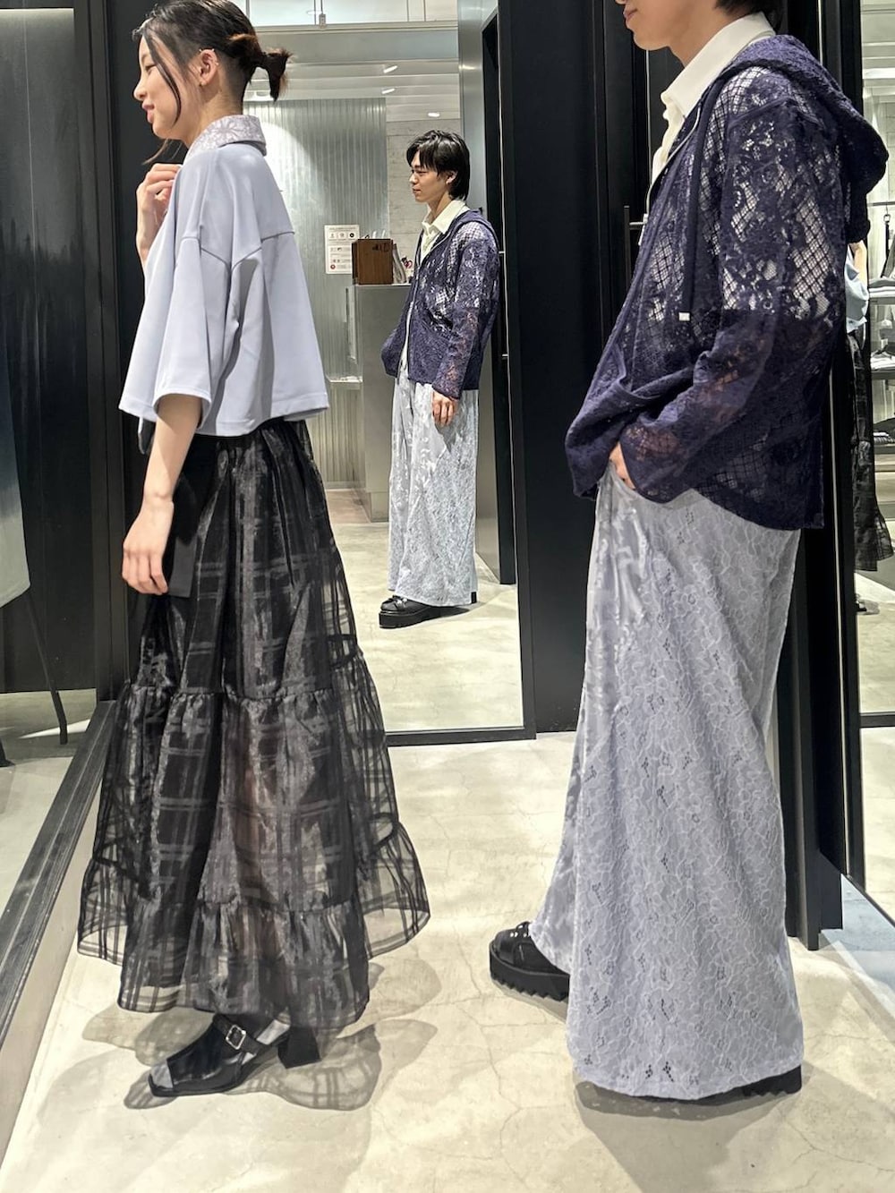 ブラック系のサンダル、ブラック系のスカート、ブラック系のサンダルを着用したメンズの春コーディネートの4枚目の写真