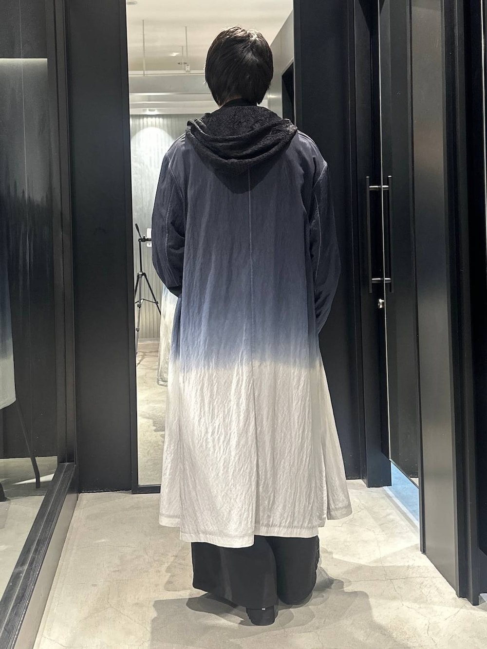 ブラック系のトレンチコート、ブラック系のサンダル、ブラック系のシャツ/ブラウスを着用したメンズの春コーディネートの3枚目の写真