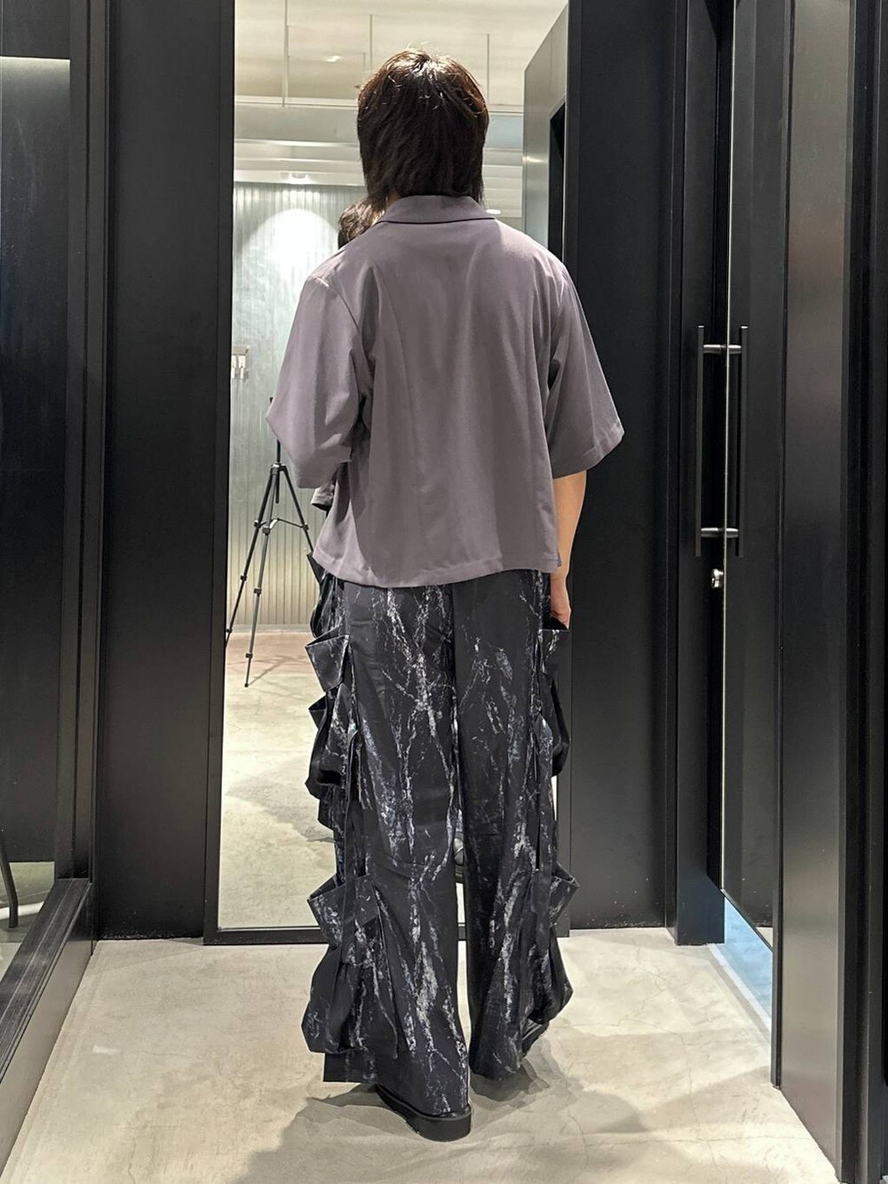 ブラック系のサンダル、ブラック系のカーゴパンツ、グレー系のテーラードジャケットを着用したメンズの夏コーディネートの3枚目の写真
