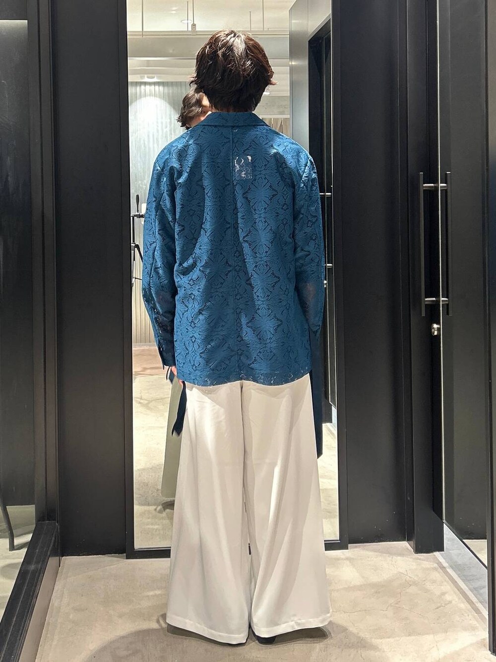「春コーデ、女子ウケ、きれいめ、カジュアル、ネックレス、HARE、着痩せ・細見え」｜「HAREのシャークヒールZIPシューズ(HARE)（ドレスシューズ、ブラック系）」を使った、おざさん（メンズ・172cm）の夏コーディネートの3枚目の写真