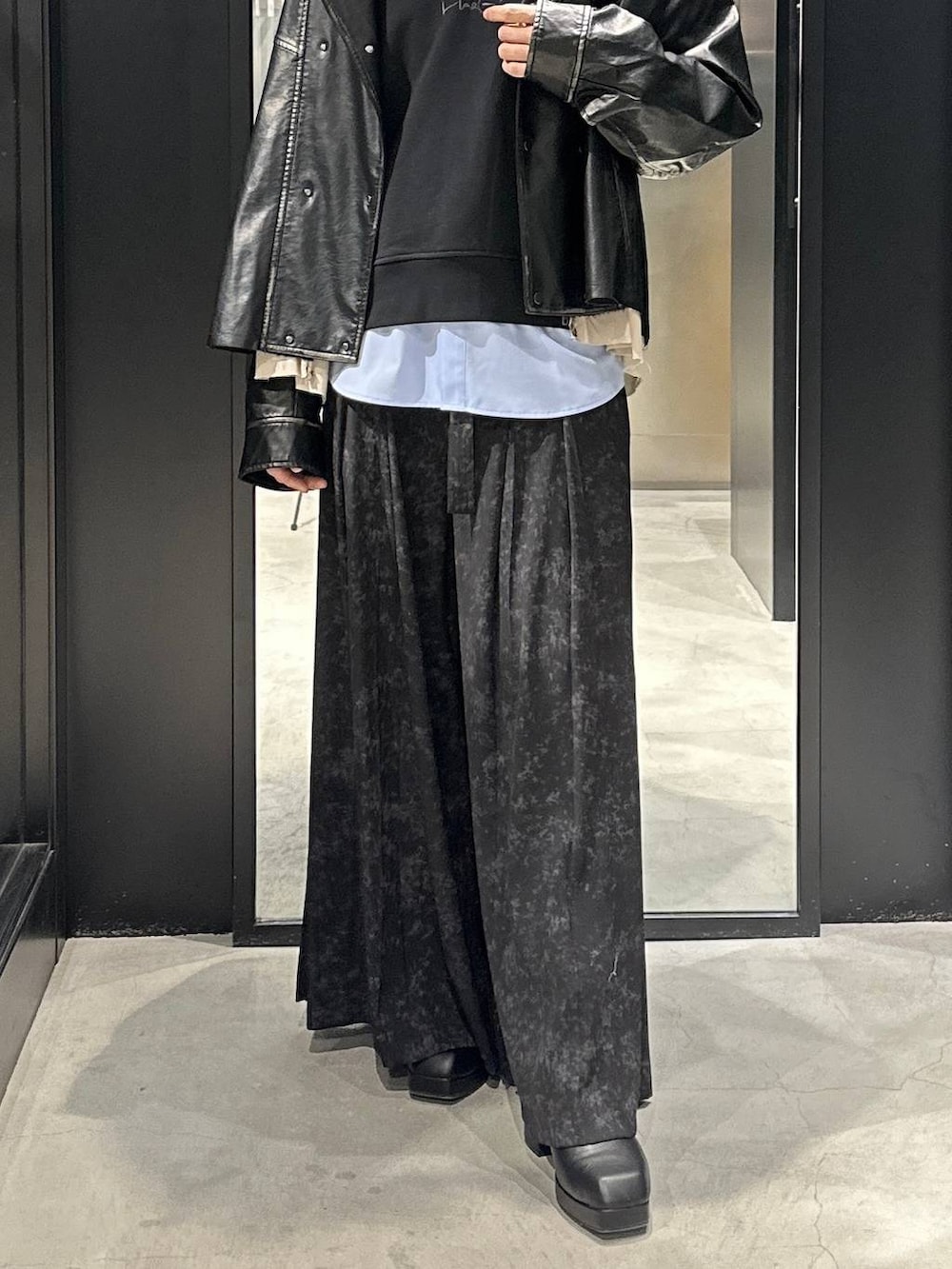 グレー系のその他パンツ、ブラック系のブーツ、ブラック系のスウェットを着用したメンズの冬コーディネートの5枚目の写真