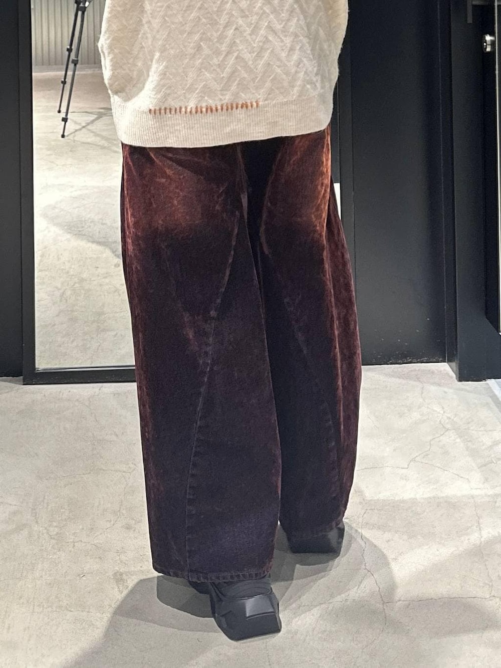 ブラック系のスニーカー、ホワイト系のTシャツ/カットソー、ホワイト系のニット/セーターを着用したメンズの冬コーディネートの5枚目の写真