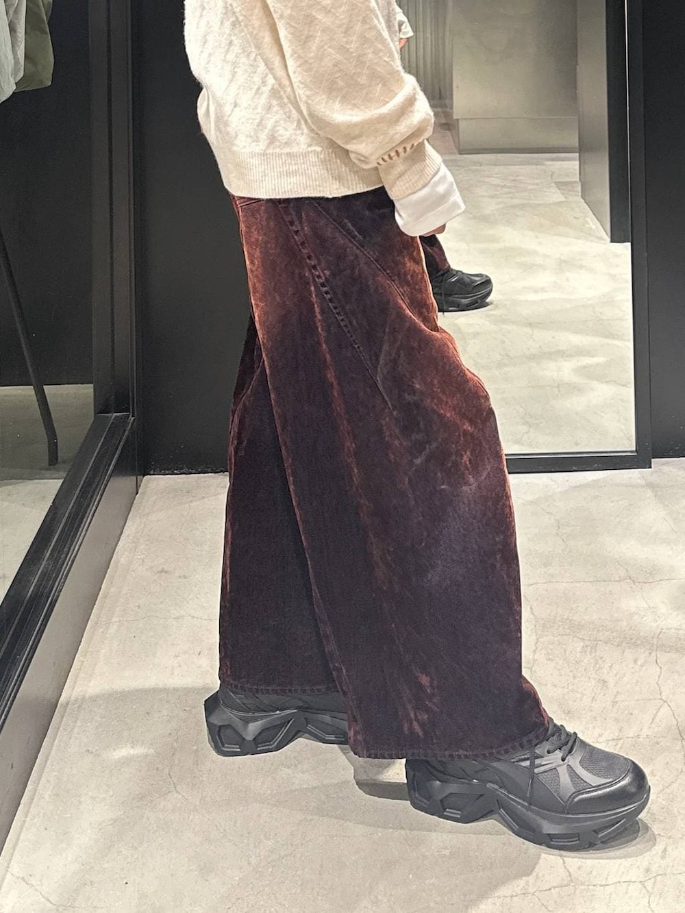 ブラック系のスニーカー、ホワイト系のTシャツ/カットソー、ホワイト系のニット/セーターを着用したメンズの冬コーディネートの4枚目の写真