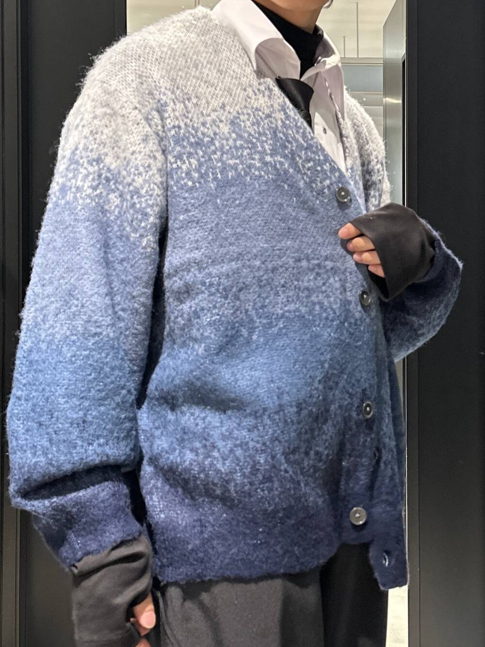 ブラック系のネクタイ、ブルー系のカーディガン/ボレロ、ブラック系のスラックスを着用したメンズの秋コーディネートの4枚目の写真