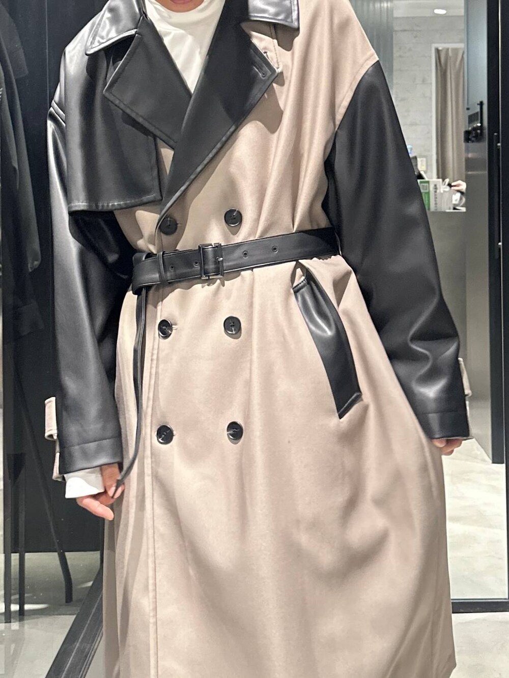 ブラック系のカーゴパンツ、ブラック系のローファー、ベージュ系のトレンチコートを着用したメンズの秋コーディネートの5枚目の写真