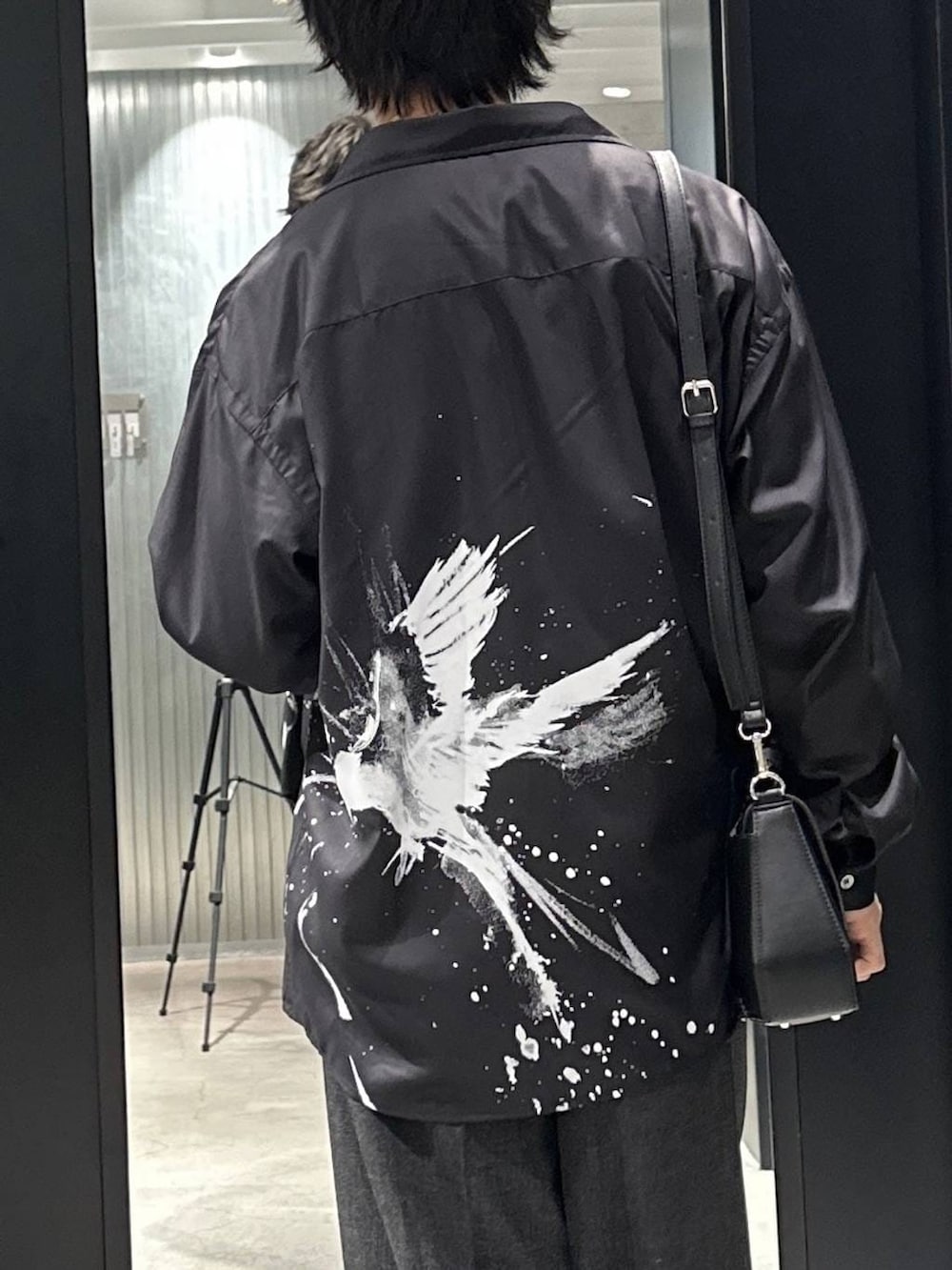 ブラック系のドレスシューズ、ブラック系のスラックス、グレー系のTシャツ/カットソーを着用したメンズの春コーディネートの3枚目の写真