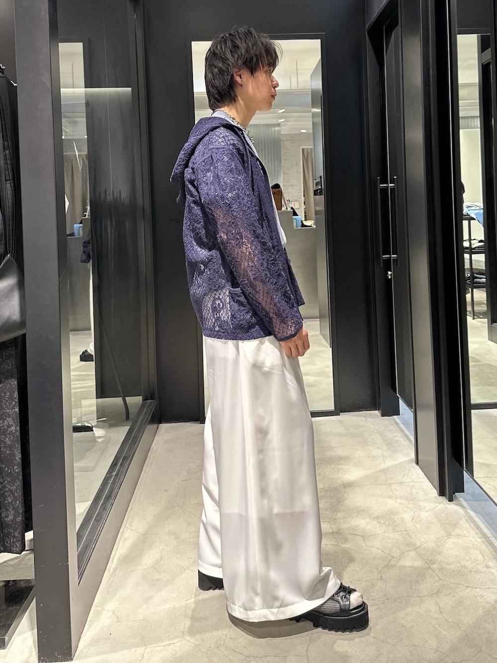 ブルー系のTシャツ/カットソー、ブラック系のサンダル、ホワイト系のスラックスを着用したメンズの春コーディネートの4枚目の写真