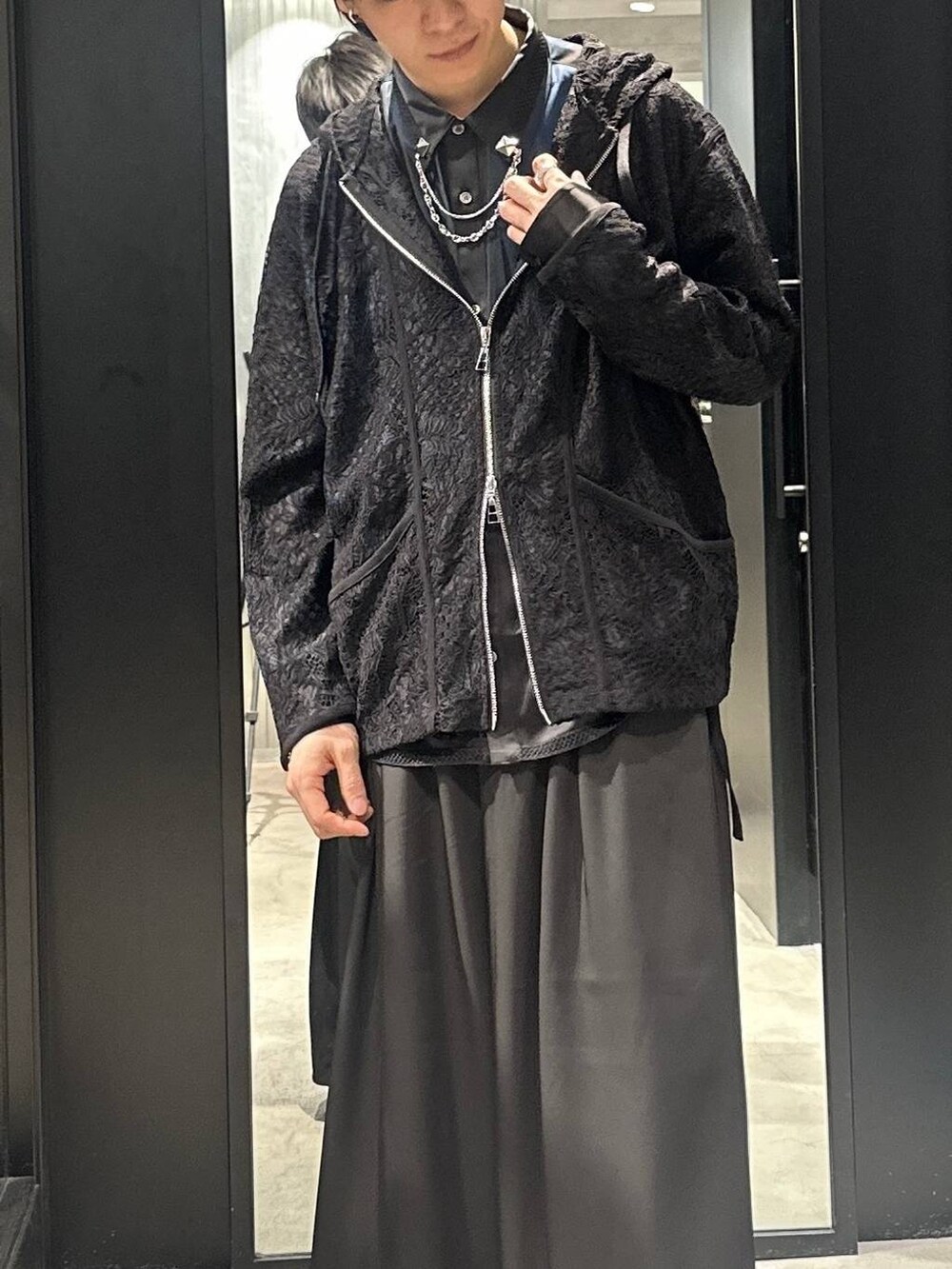 ブラック系のトレンチコート、ブラック系のサンダル、ブラック系のシャツ/ブラウスを着用したメンズの春コーディネートの8枚目の写真