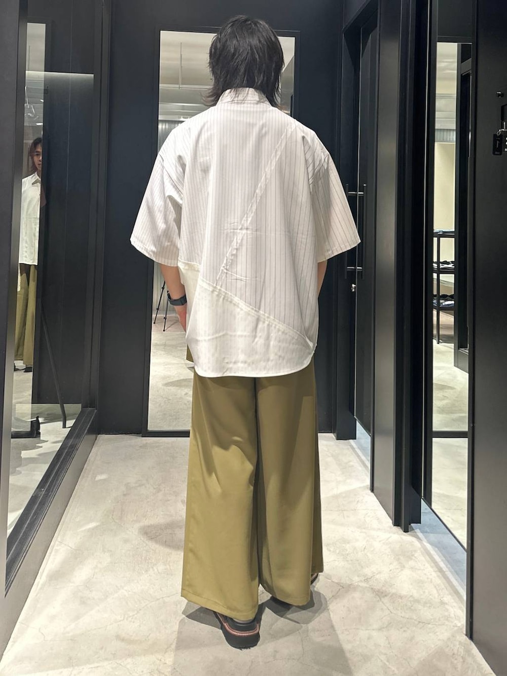 「秋コーデ、冬コーデ、女子ウケ、きれいめ、カジュアル、ネックレス、HARE、着痩せ・細見え」｜「HAREのメタルループタイ(HARE)（ネックレス、シルバー系）」を使った、おざさん（メンズ・172cm）の夏コーディネートの3枚目の写真