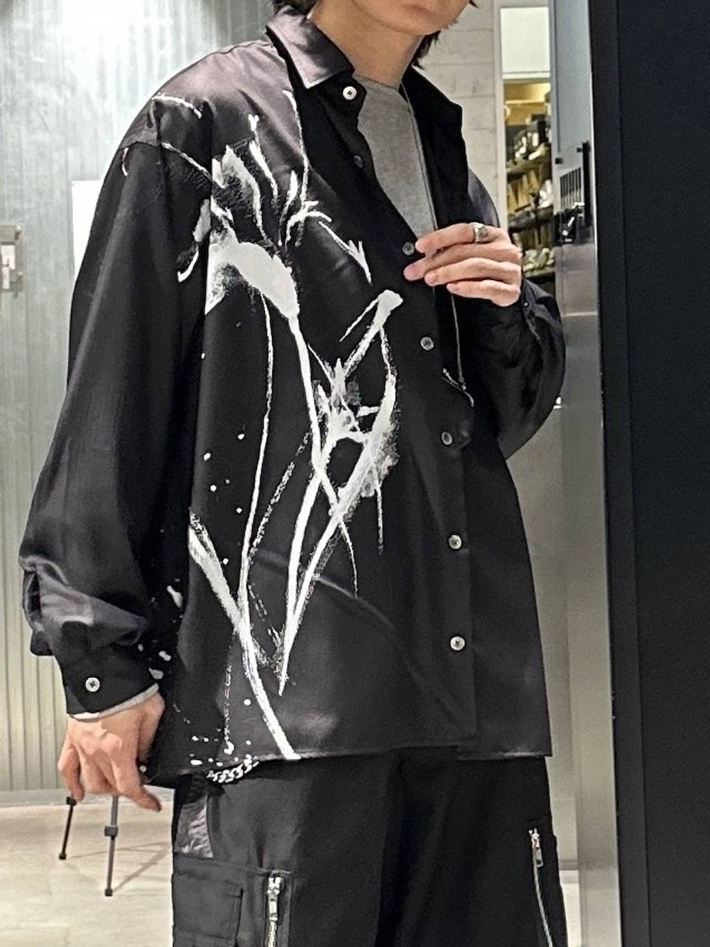 ブラック系のドレスシューズ、ブラック系のその他パンツ、ブラック系のシャツ/ブラウスを着用したメンズの春コーディネートの2枚目の写真