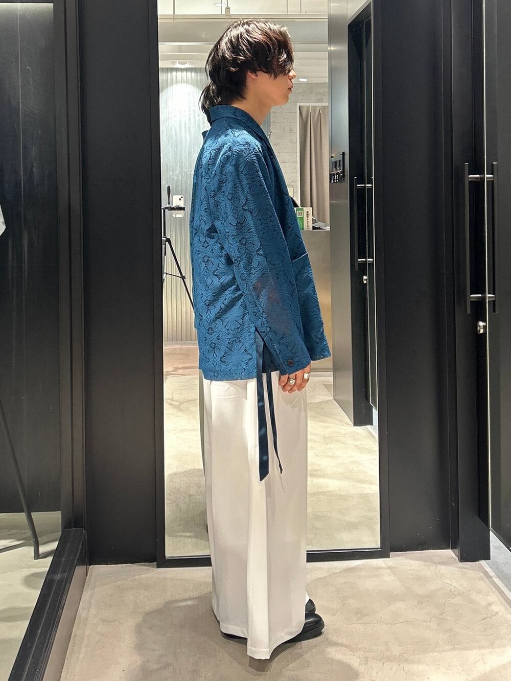 「春コーデ、女子ウケ、きれいめ、カジュアル、ネックレス、HARE、着痩せ・細見え」｜「HAREのシャークヒールZIPシューズ(HARE)（ドレスシューズ、ブラック系）」を使った、おざさん（メンズ・172cm）の夏コーディネートの2枚目の写真