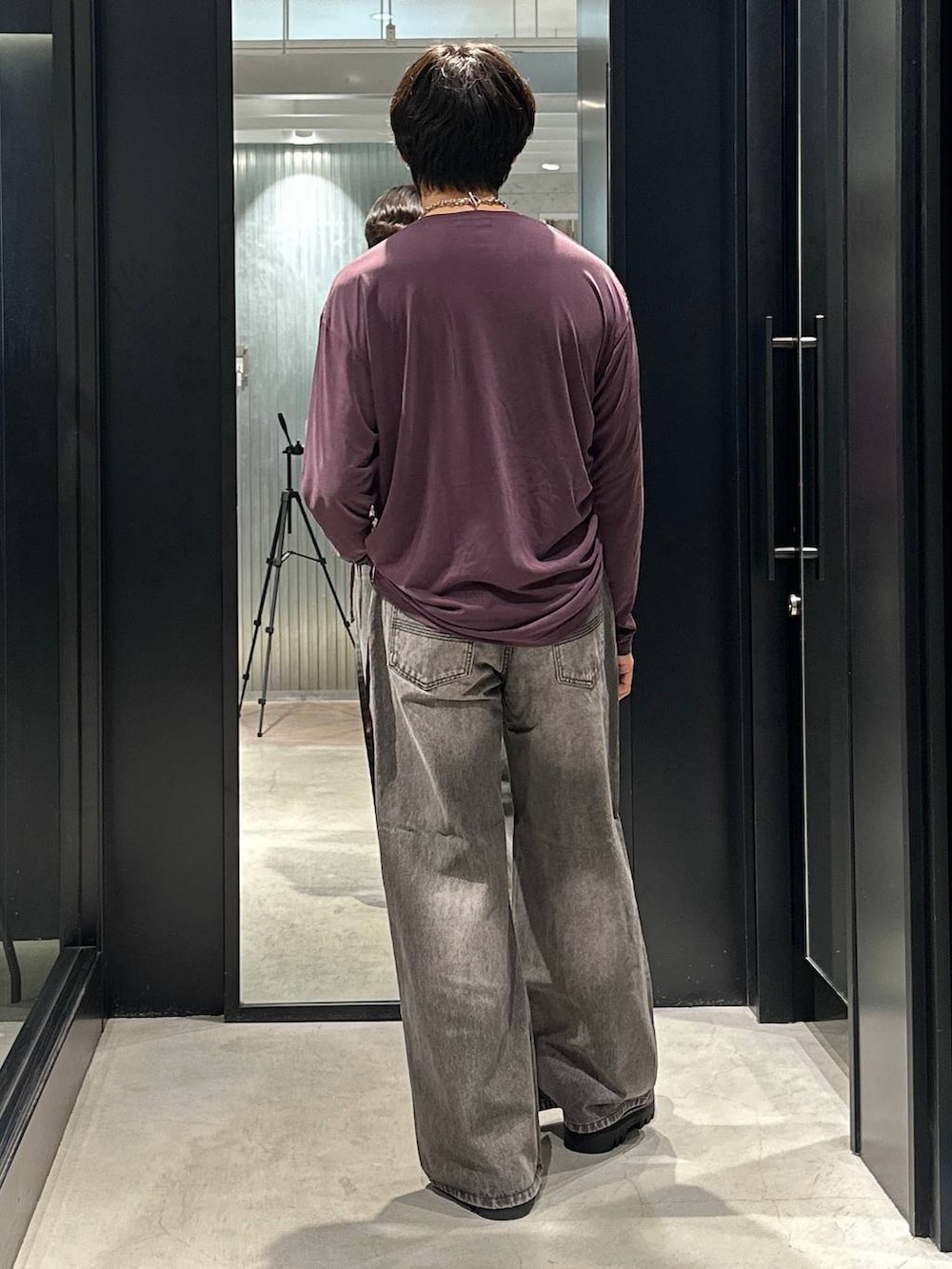 ブラック系のローファー、ブラウン系のデニムパンツ、パープル系のTシャツ/カットソーを着用したメンズの夏コーディネートの3枚目の写真