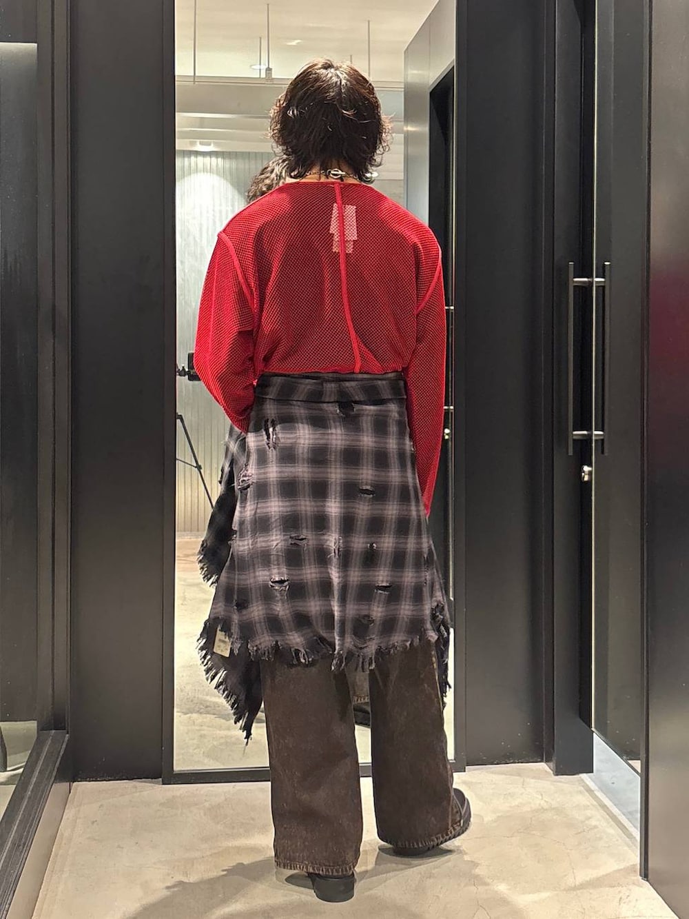 「秋コーデ、冬コーデ、女子ウケ、きれいめ、カジュアル、ネックレス、HARE、着痩せ・細見え」｜「HAREの【一部カラーSET UP対応】BIGダメージチェックシャツ(HARE)（シャツ/ブラウス、ブラック系）」を使った、おざさん（メンズ・172cm）の春コーディネートの3枚目の写真