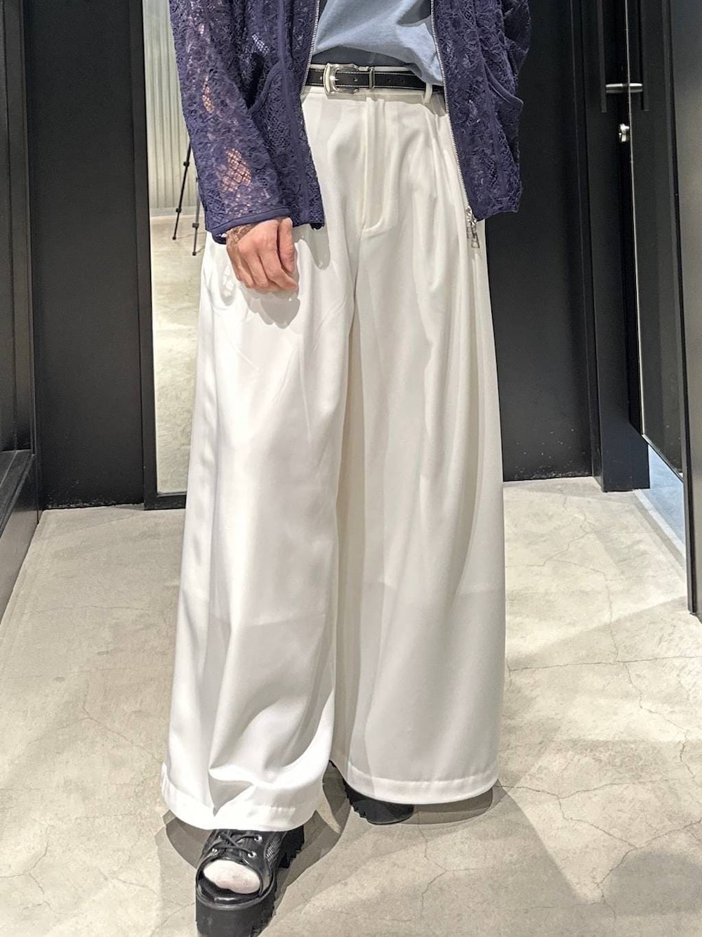 ブルー系のTシャツ/カットソー、ブラック系のサンダル、ホワイト系のスラックスを着用したメンズの春コーディネートの3枚目の写真