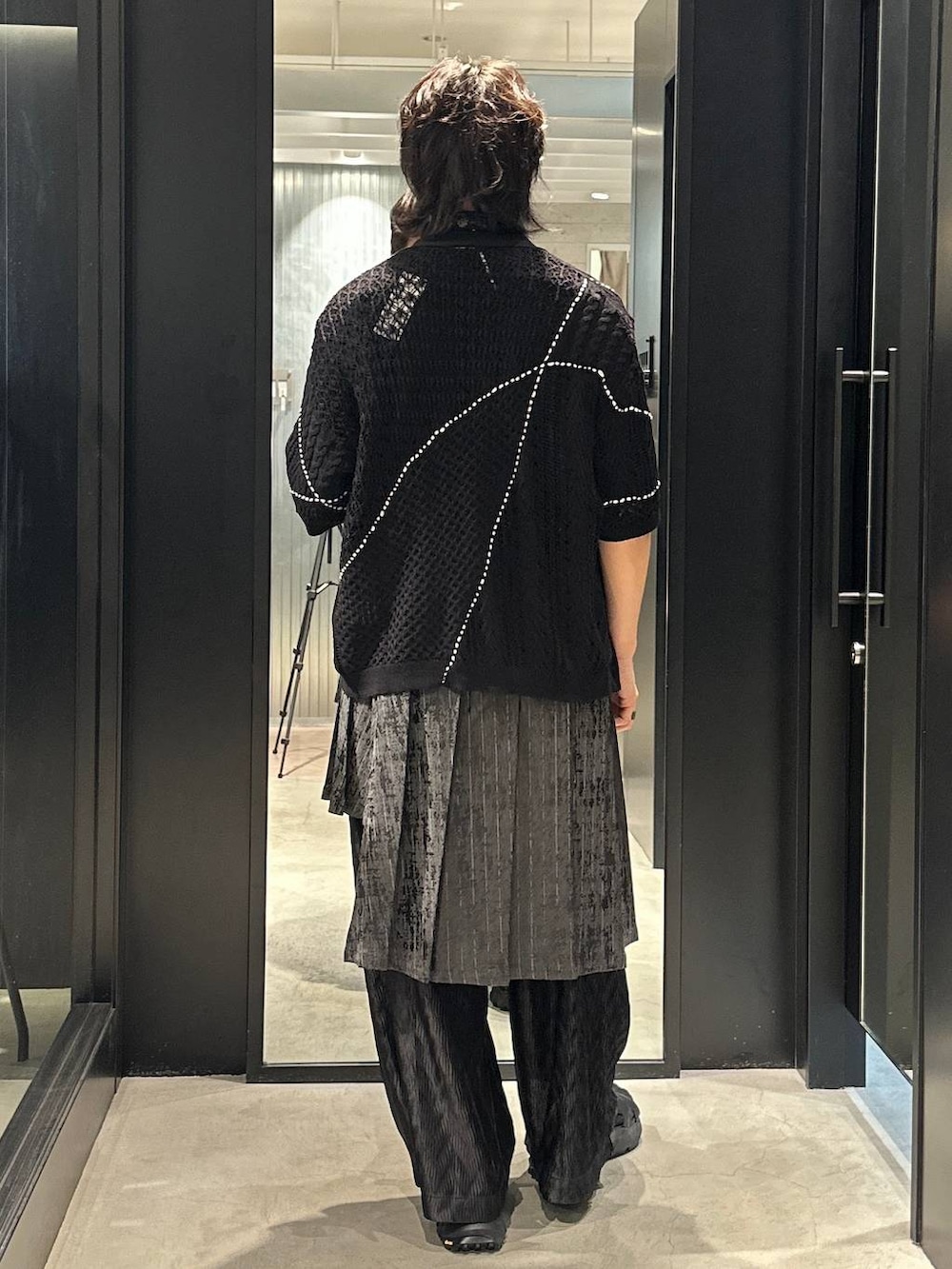 「秋コーデ、冬コーデ、女子ウケ、きれいめ、カジュアル、ネックレス、HARE、着痩せ・細見え」｜「HAREの【SET UP対応 イージーケア】TOROMIシシュウシャツSS(HARE)（シャツ/ブラウス、ブラック系）」を使った、おざさん（メンズ・172cm）の春コーディネートの3枚目の写真