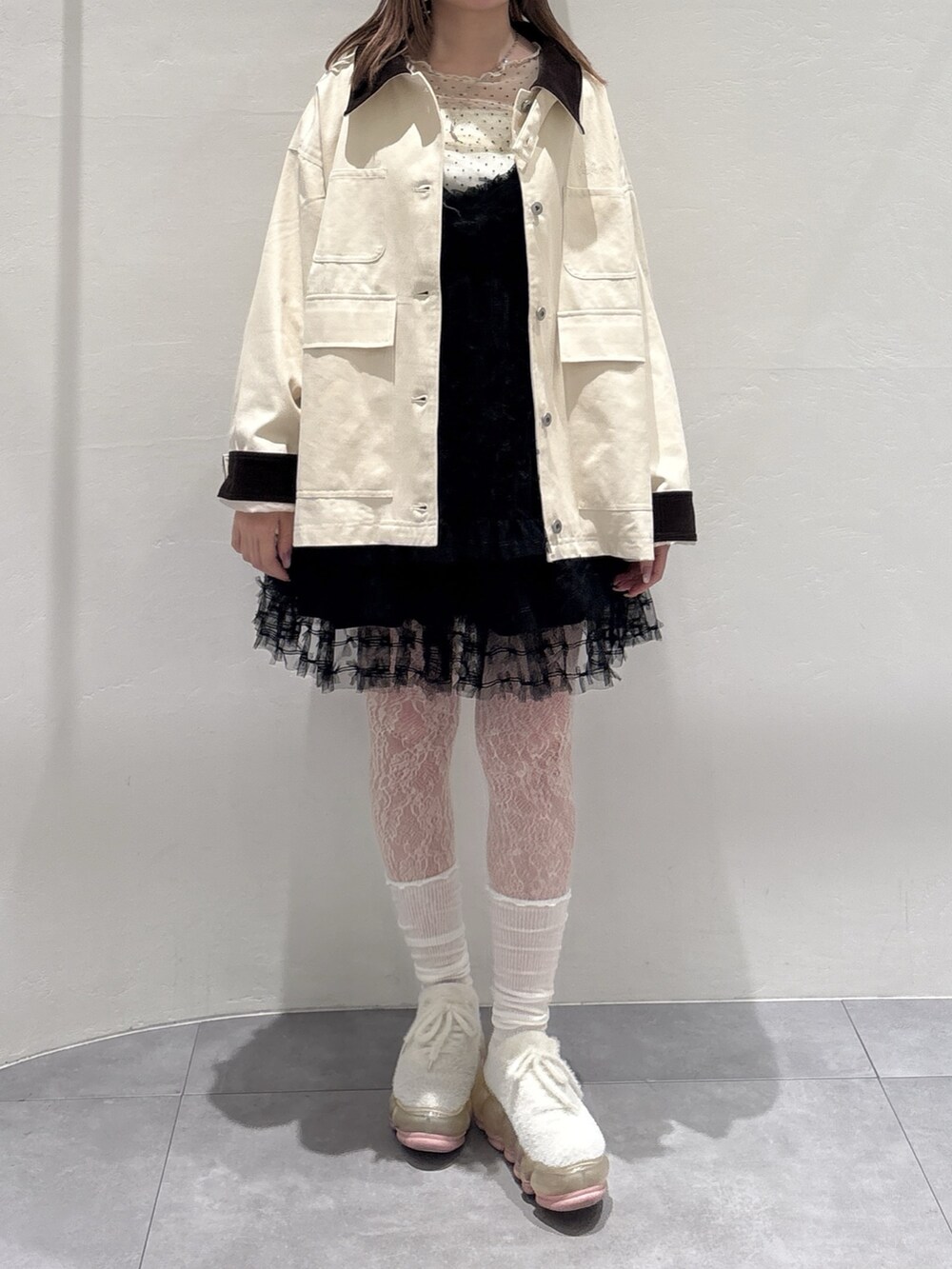 ホワイト系のブルゾン、ブラック系のワンピース、ホワイト系のTシャツ/カットソーを着用したレディースの春コーディネートの3枚目の写真
