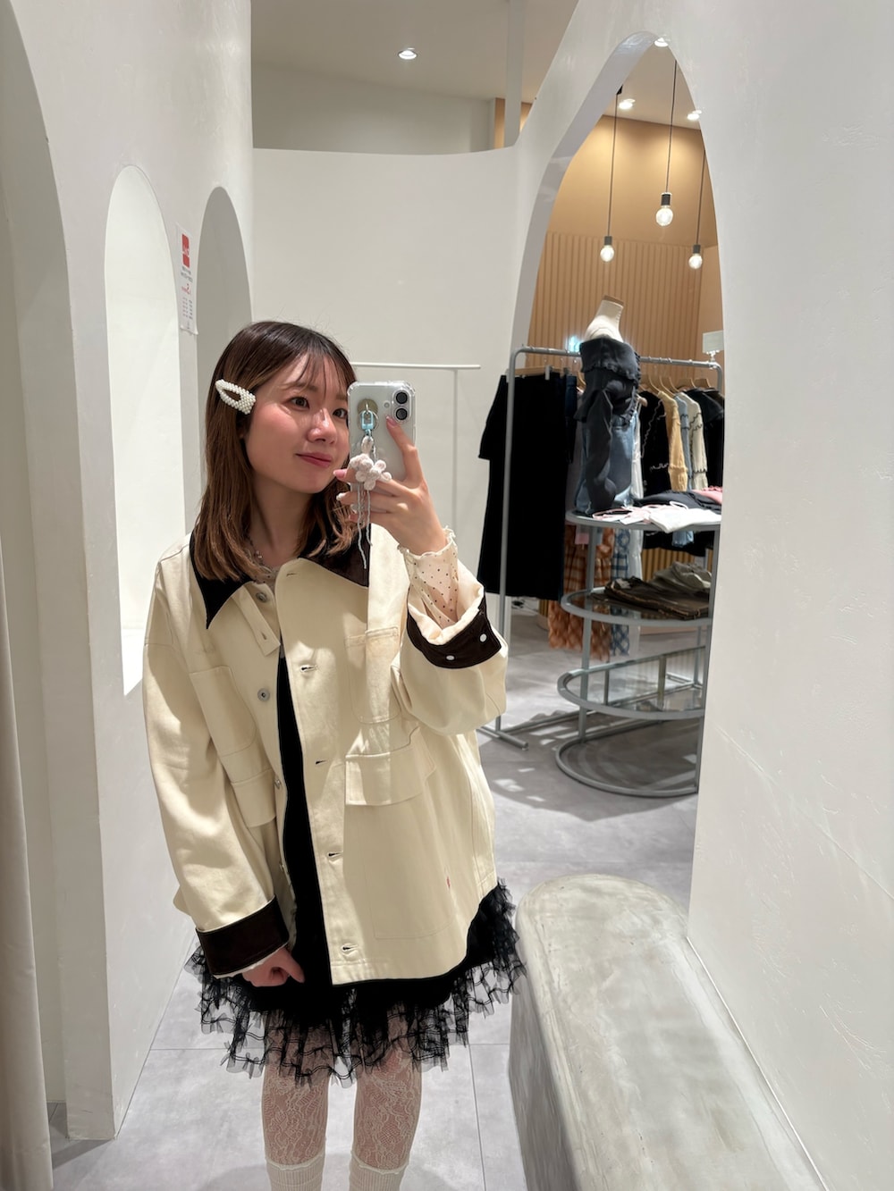 ホワイト系のブルゾン、ブラック系のワンピース、ホワイト系のTシャツ/カットソーを着用したレディースの春コーディネートの5枚目の写真