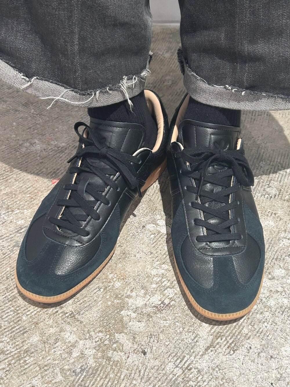 ブラック系のシャツ/ブラウス、ホワイト系のTシャツ/カットソー、ブラック系のスニーカーを着用したメンズの夏コーディネートの4枚目の写真