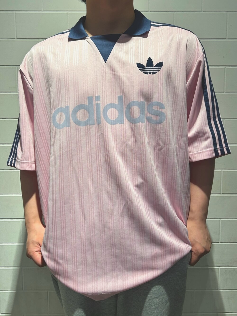 ピンク系のTシャツ/カットソー、シルバー系のシューズを着用したメンズの春コーディネートの2枚目の写真