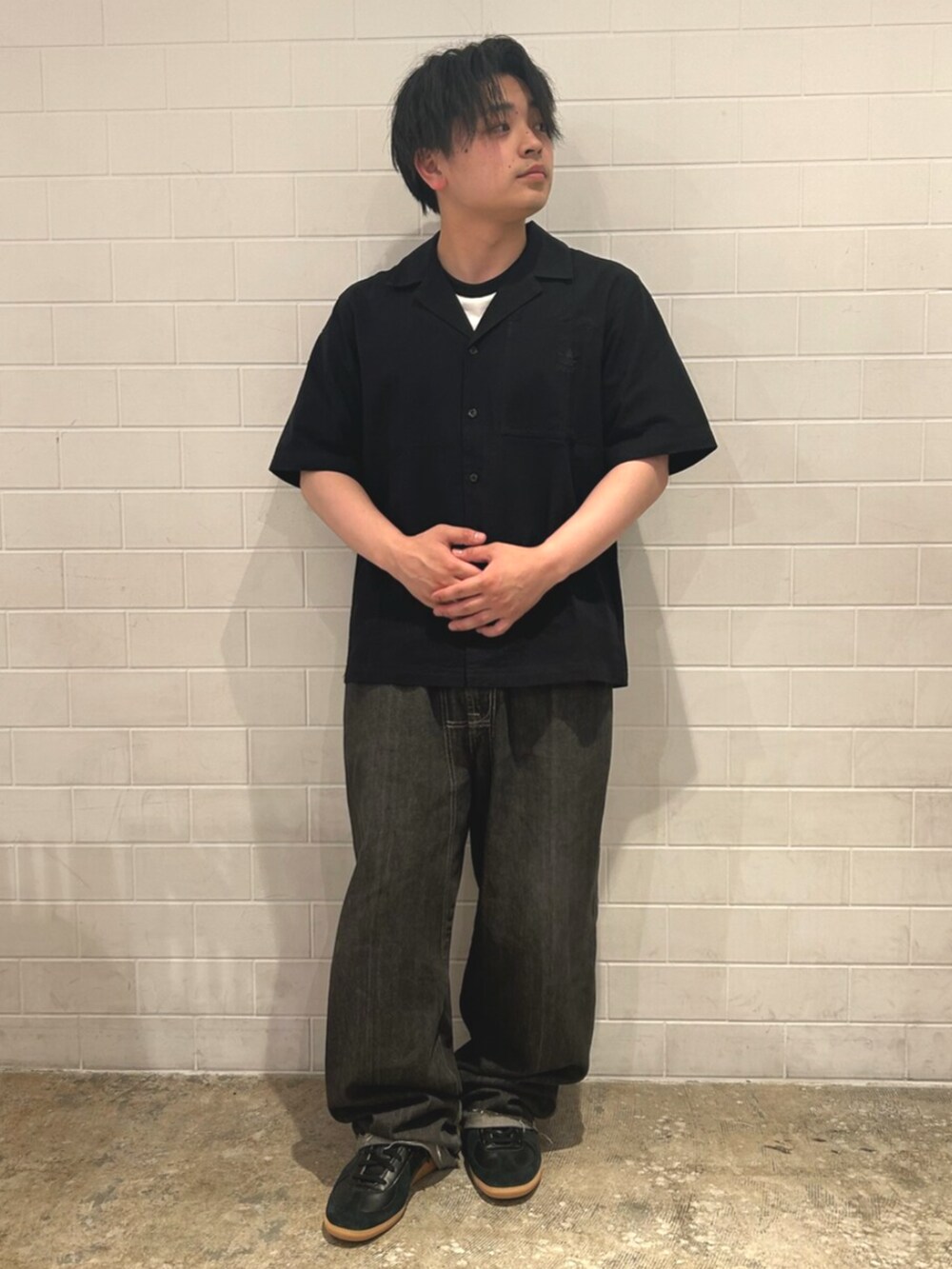 ブラック系のシャツ/ブラウス、ホワイト系のTシャツ/カットソー、ブラック系のスニーカーを着用したメンズの夏コーディネートの2枚目の写真