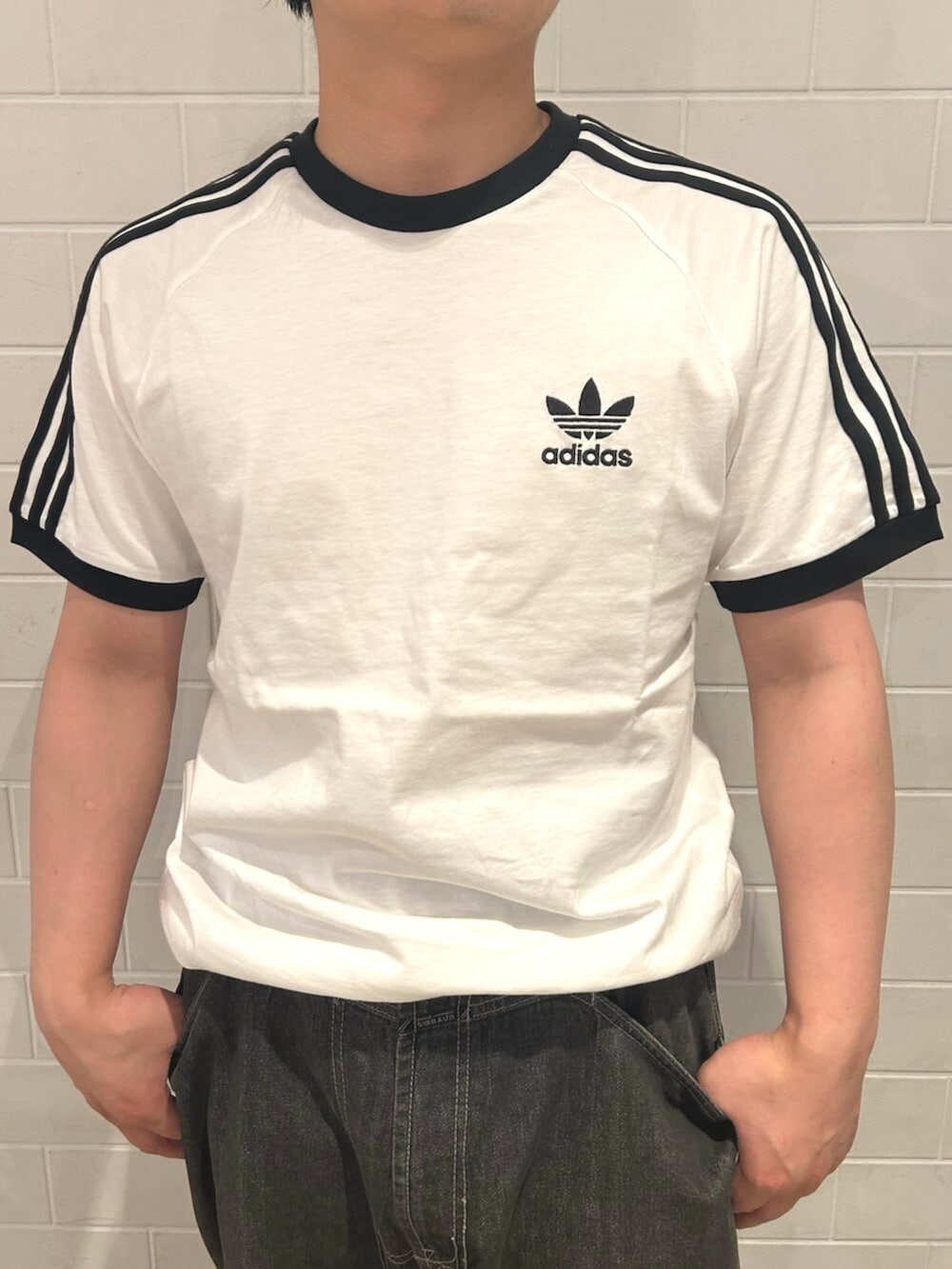 ブラック系のシャツ/ブラウス、ホワイト系のTシャツ/カットソー、ブラック系のスニーカーを着用したメンズの夏コーディネートの3枚目の写真