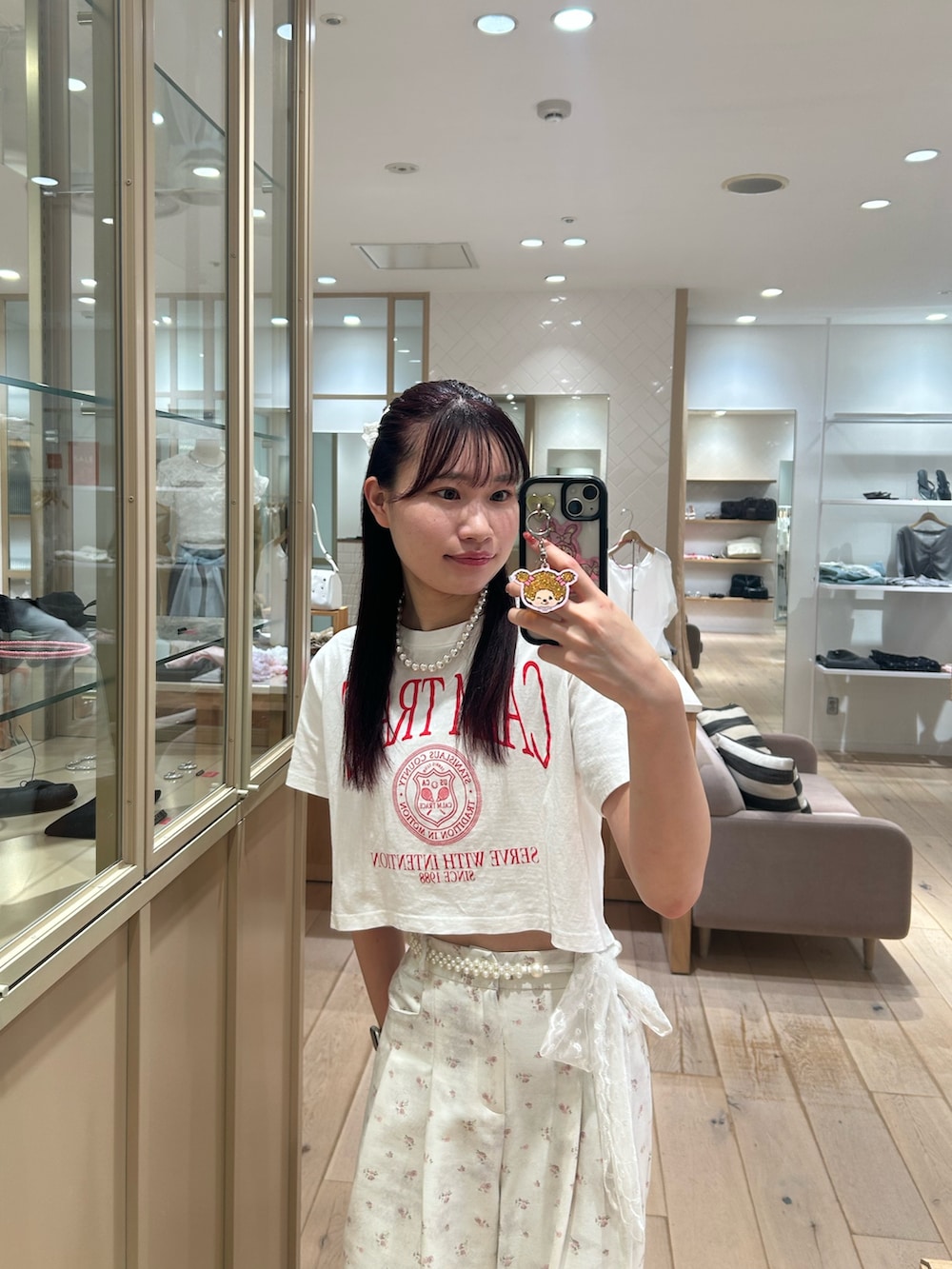 ホワイト系のTシャツ/カットソー、ホワイト系のその他パンツ、ホワイト系のベルトを着用したレディースの夏コーディネートの2枚目の写真
