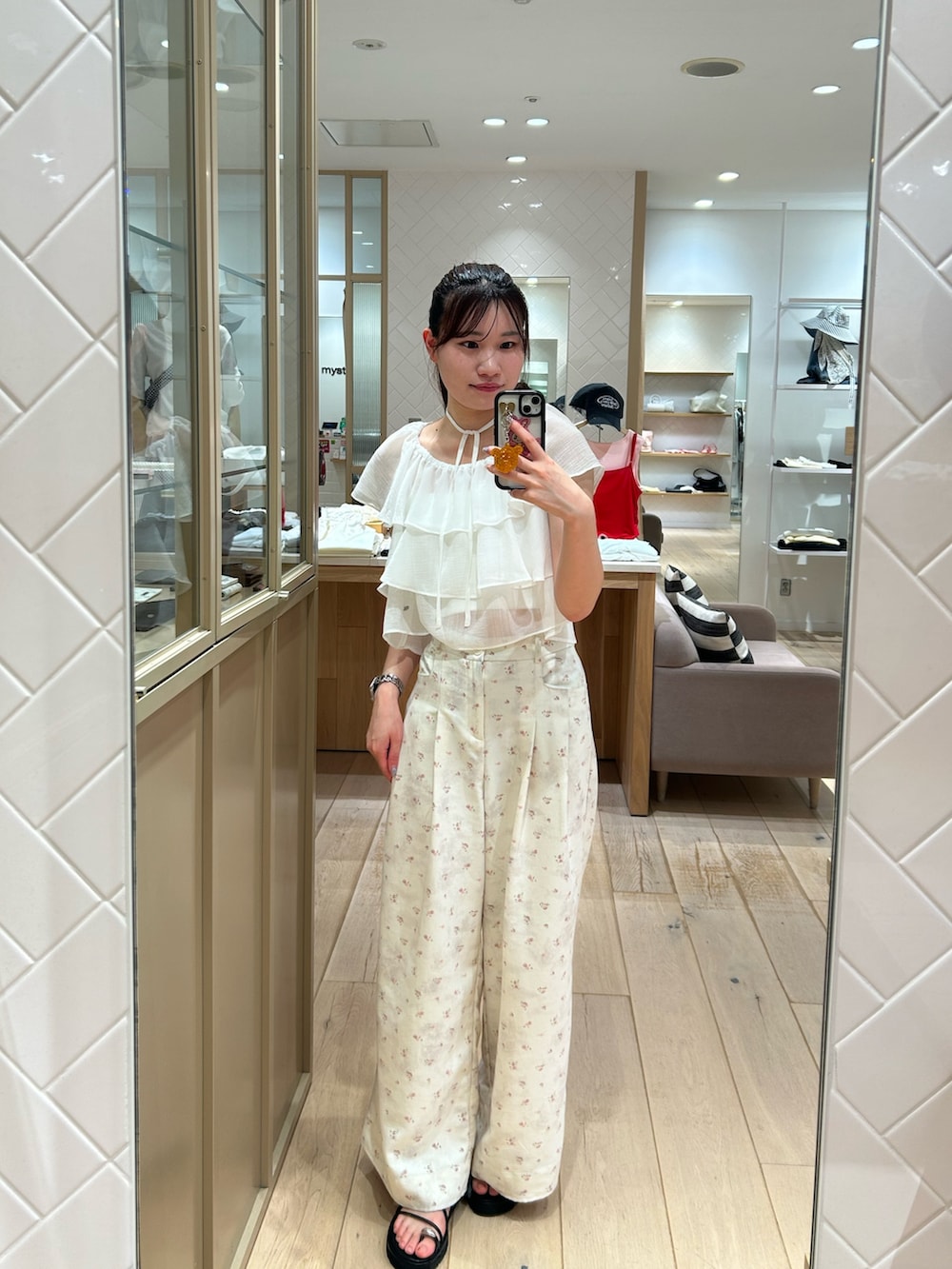 ホワイト系のその他パンツ、ホワイト系のシャツ/ブラウス、シルバー系のチョーカーを着用したレディースの夏コーディネートの2枚目の写真