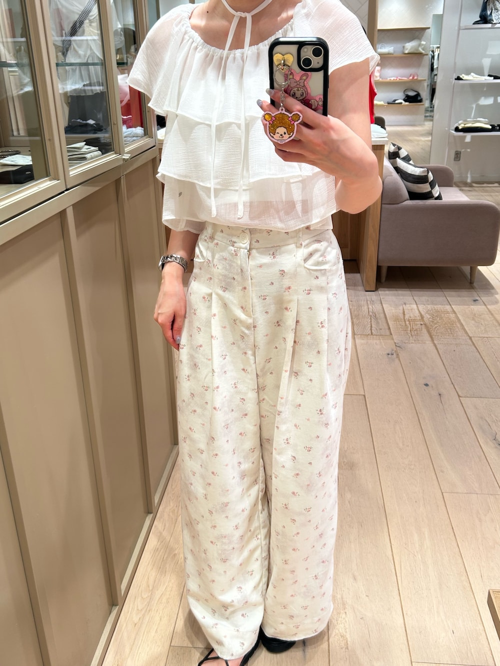 ホワイト系のその他パンツ、ホワイト系のシャツ/ブラウス、シルバー系のチョーカーを着用したレディースの夏コーディネートの3枚目の写真
