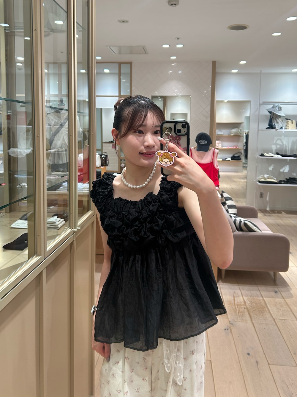 ブラック系のシャツ/ブラウス、ホワイト系のその他パンツを着用したレディースの夏コーディネートの2枚目の写真