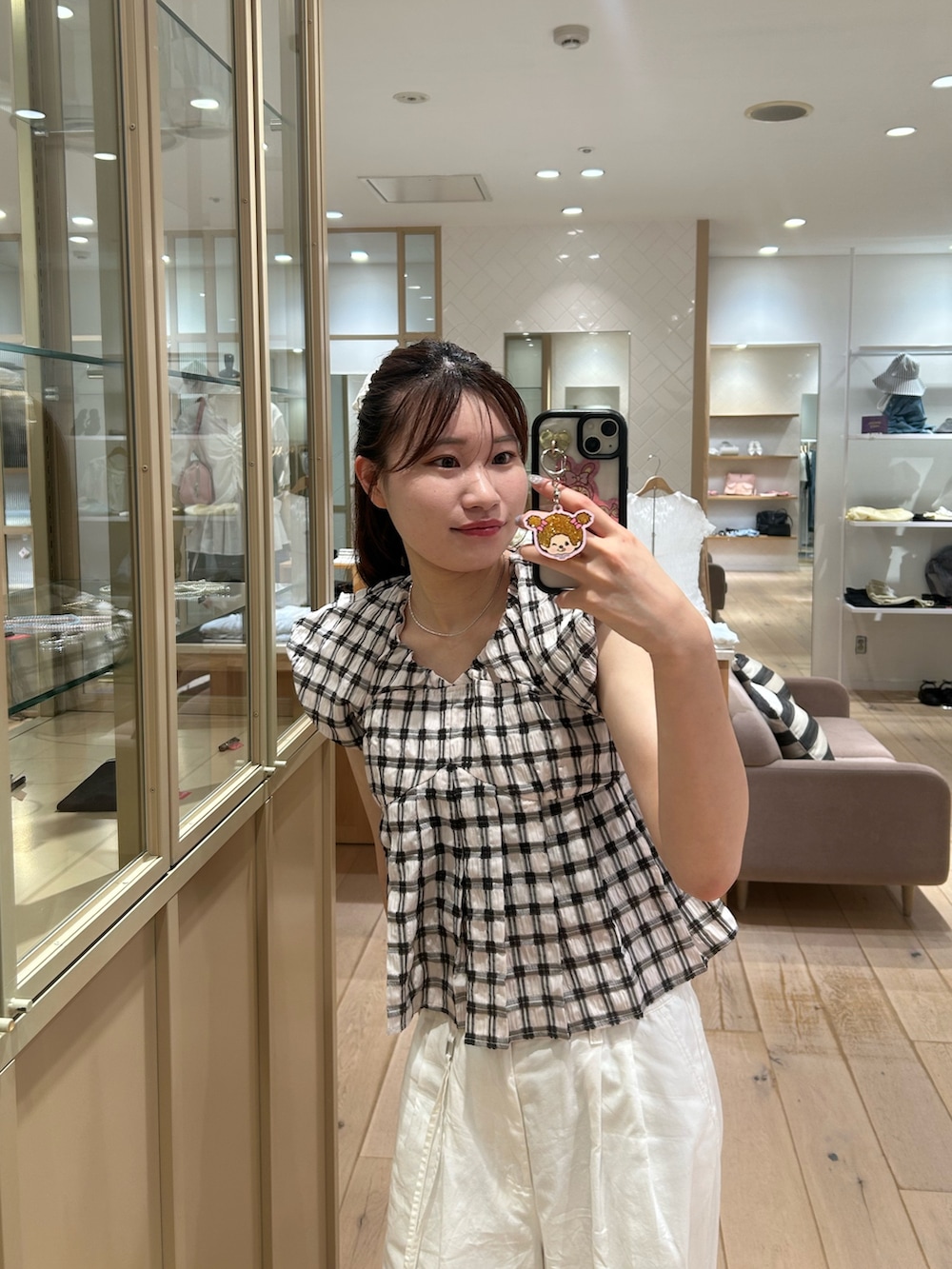 ベージュ系のシャツ/ブラウス、ホワイト系のその他パンツを着用したレディースの夏コーディネートの2枚目の写真