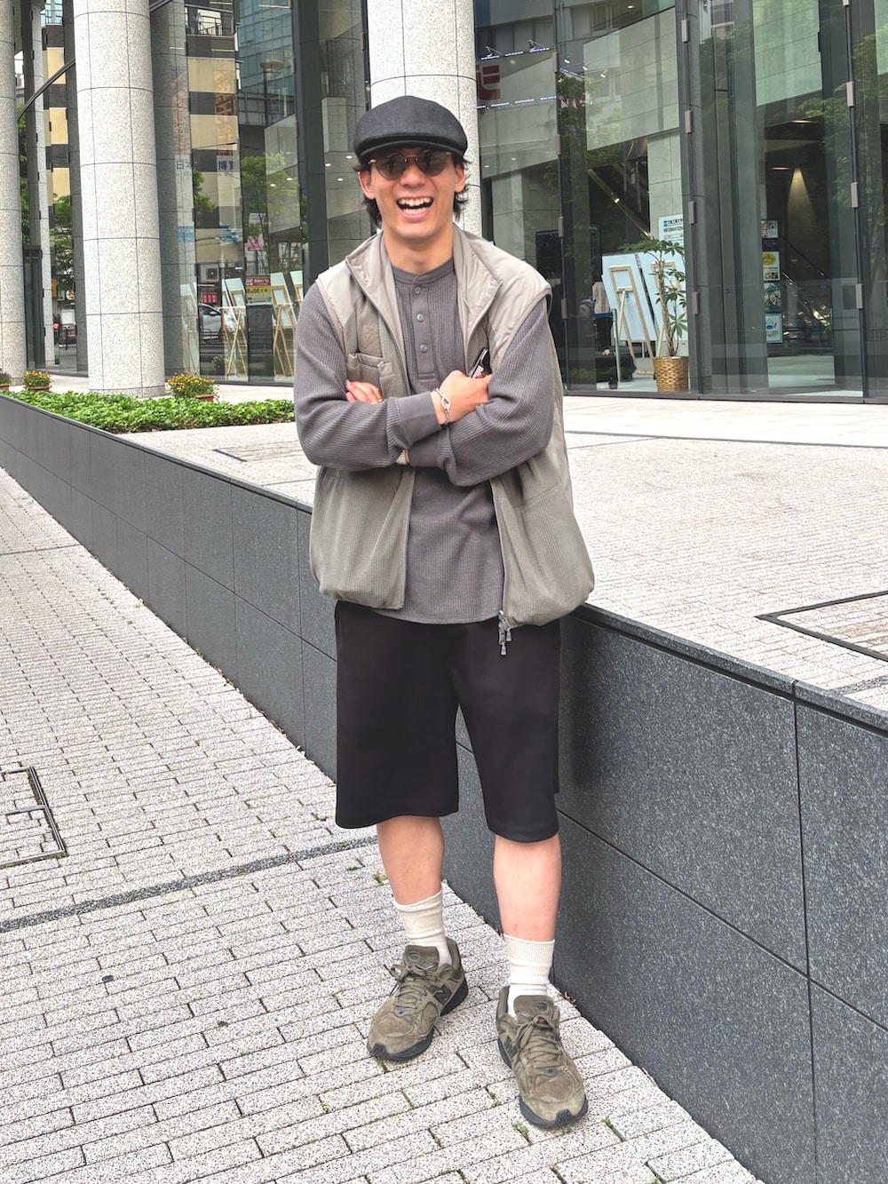 「UNIQLO、ユニクロ、UNIQLOC、春コーデ、春めき満開コーデ、ハンチング、ニューバランス、NEWBALANCE、低身長コーデ、低身長、ノームコア、休日スタイル」｜「UNIQLOのアイテム（スウェットパンツ、ブラック系）」を使った、Y.Nさん（骨格ナチュラル・メンズ・170cm）の春コーディネートの2枚目の写真
