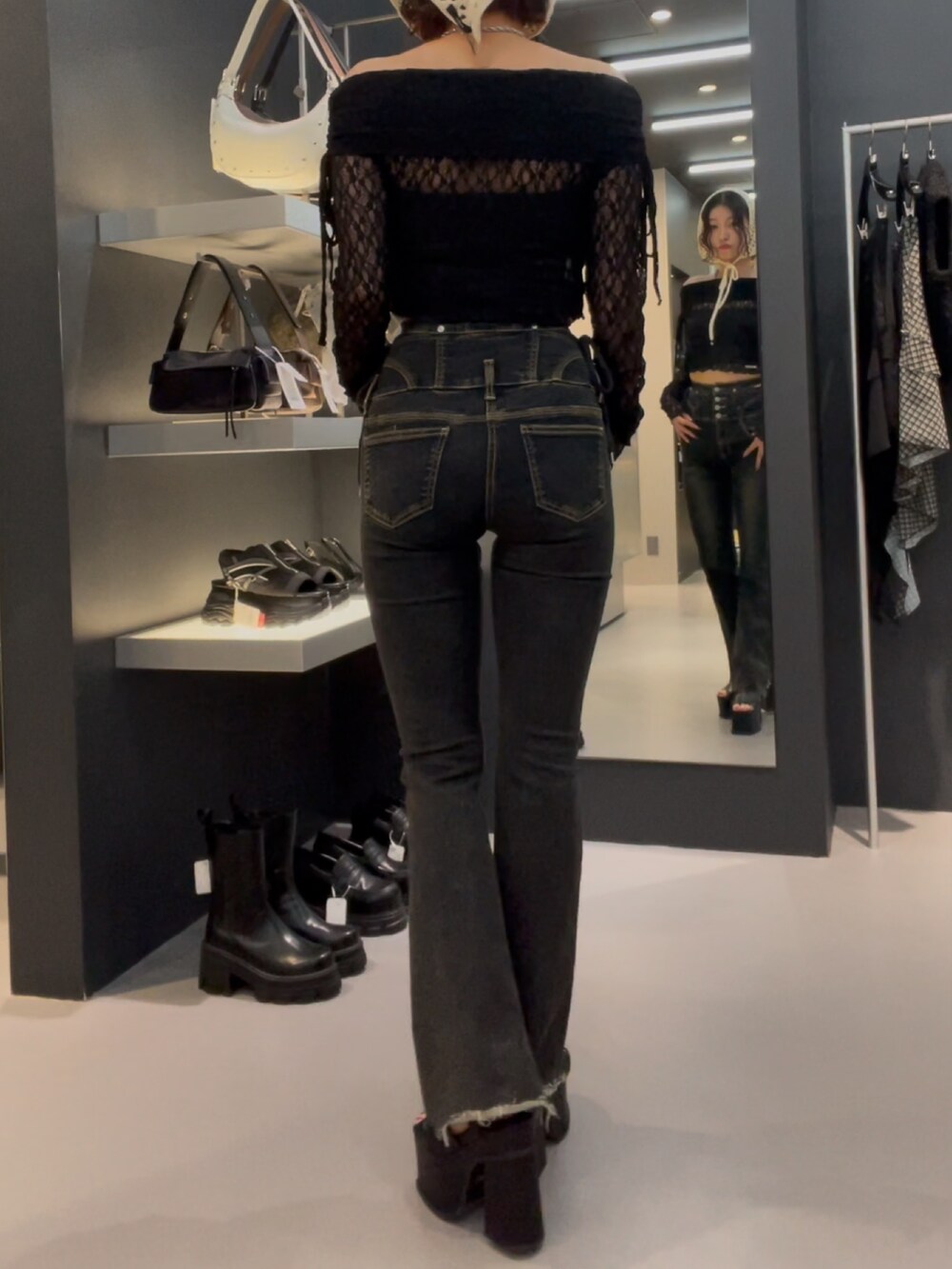 ブラック系のTシャツ/カットソー、ブルー系のデニムパンツ、ブラック系のサンダルを着用したレディースの春コーディネートの3枚目の写真