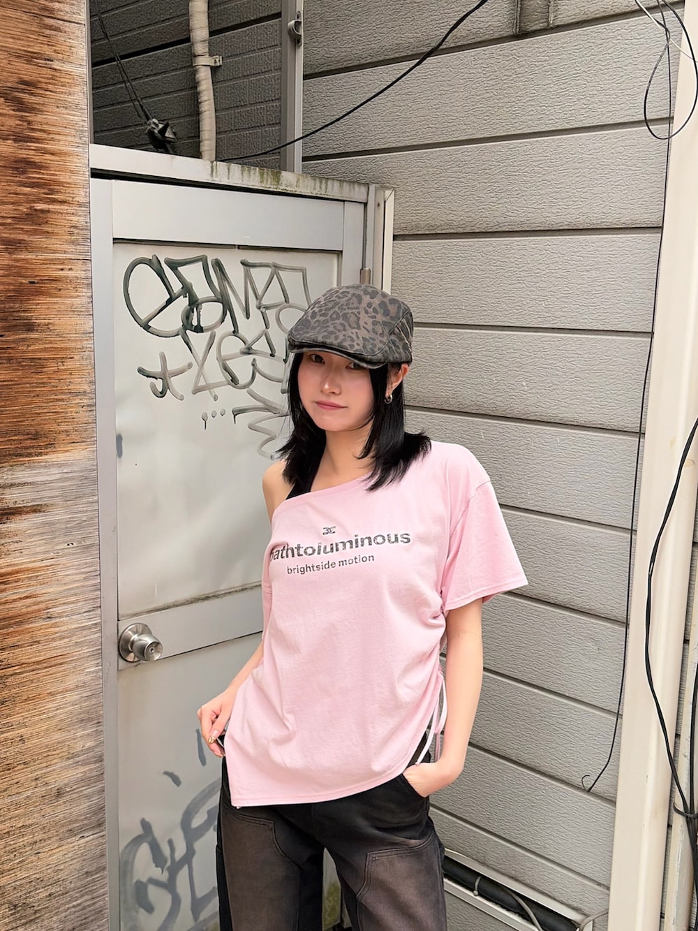 ブラック系のタンクトップ、ピンク系のTシャツ/カットソー、ブラック系のデニムパンツを着用したレディースの春コーディネートの4枚目の写真