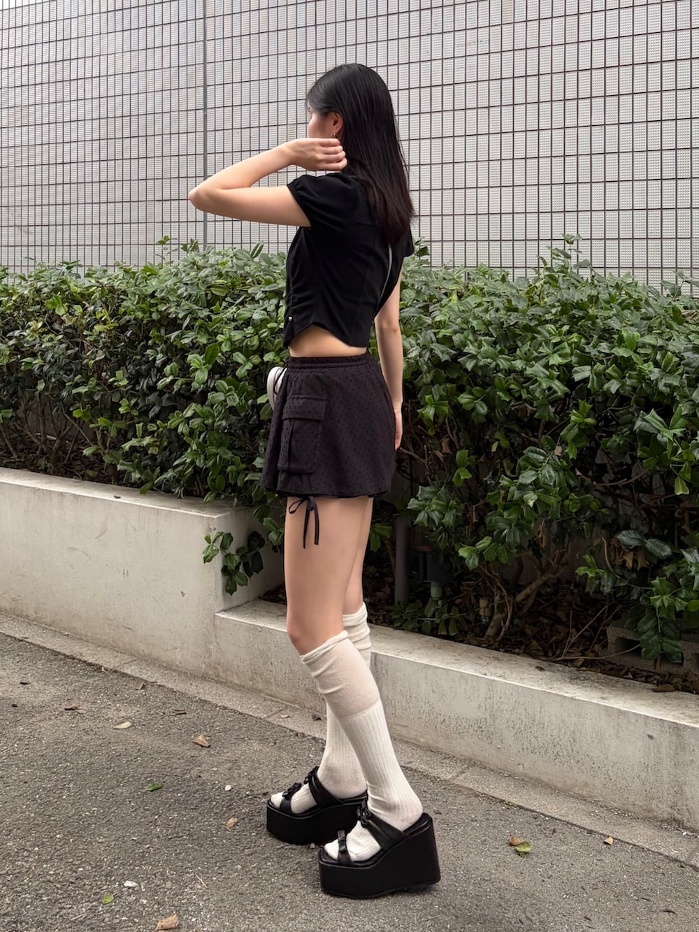ブラック系のシャツ/ブラウス、ブラック系のスカート、シルバー系のショルダーバッグを着用したレディースの夏コーディネートの2枚目の写真