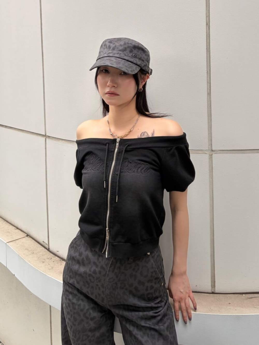 ブラック系のサンダル、ブラック系のスウェット、グレー系のその他パンツを着用したレディースの夏コーディネートの5枚目の写真