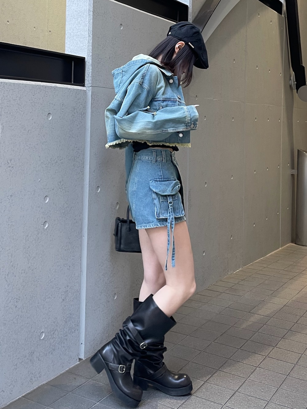 ブラック系のTシャツ/カットソー、ブルー系のデニムジャケット、ブルー系のその他パンツを着用したレディースの冬コーディネートの2枚目の写真