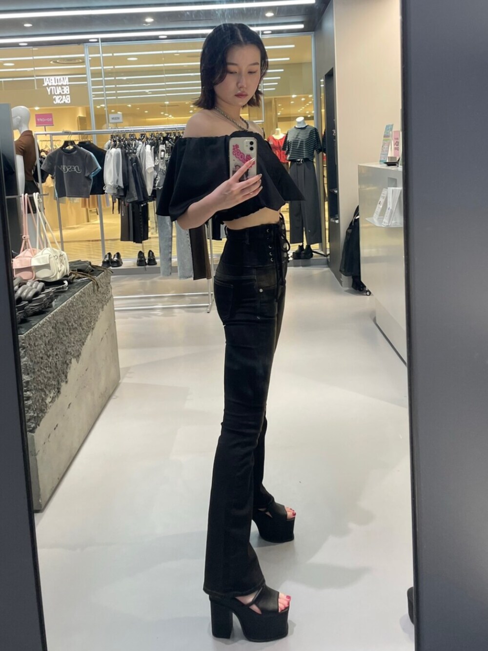 ブラック系のTシャツ/カットソー、ブラック系のデニムパンツ、ブラック系のサンダルを着用したレディースの夏コーディネートの2枚目の写真