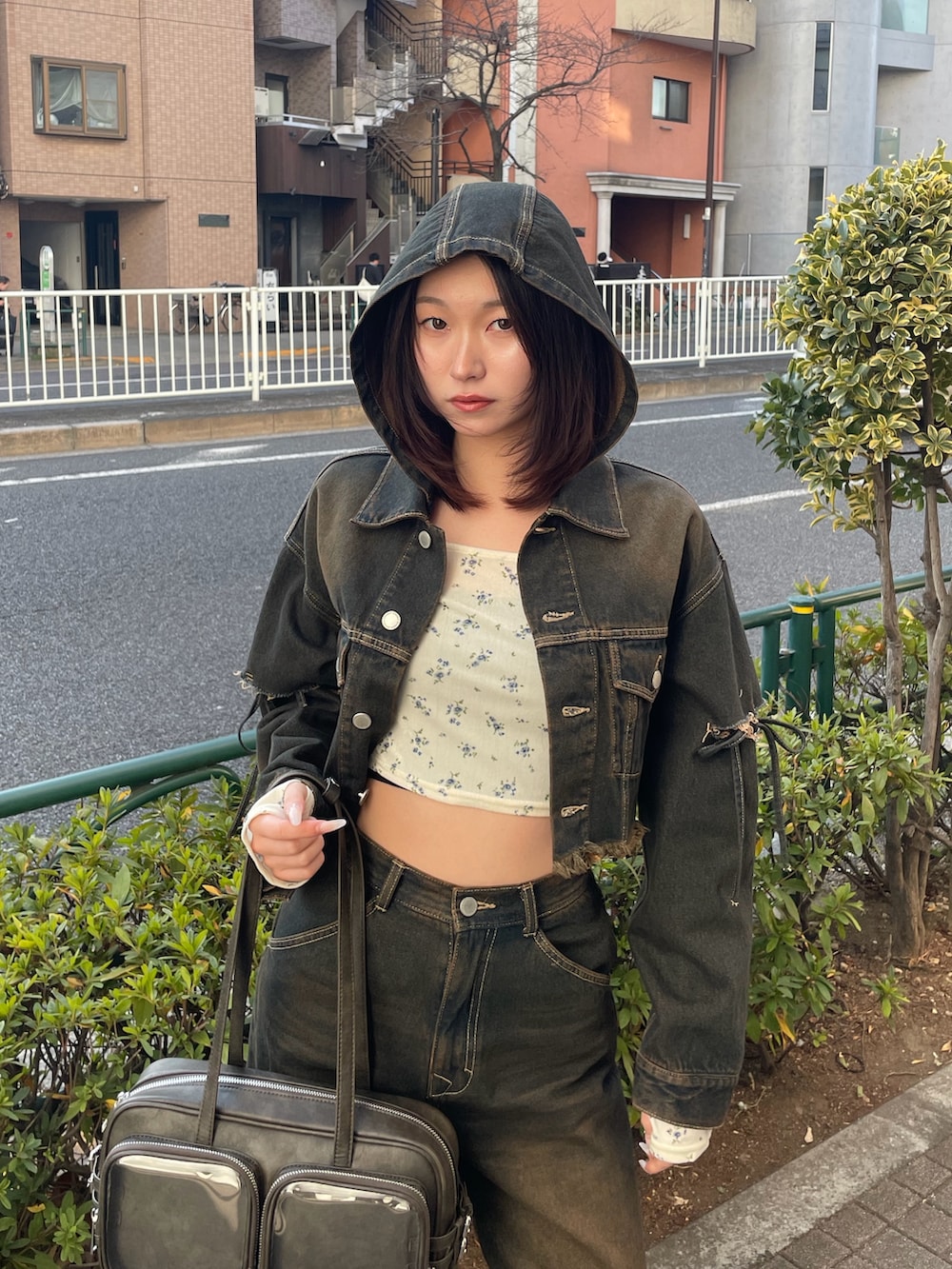 ブルー系のデニムジャケット、ホワイト系のTシャツ/カットソー、ブルー系のデニムパンツを着用したレディースの冬コーディネートの4枚目の写真