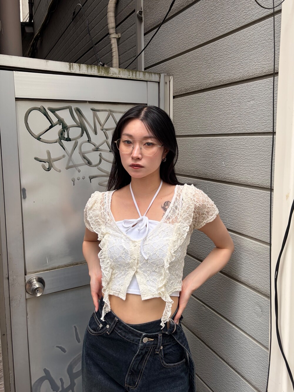 ホワイト系のTシャツ/カットソー、ブルー系のデニムパンツ、ブラック系のサンダルを着用したレディースの夏コーディネートの5枚目の写真