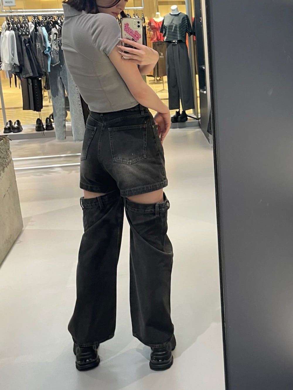 グレー系のTシャツ/カットソー、ブラック系のデニムパンツ、ブラック系のサンダルを着用したレディースの夏コーディネートの3枚目の写真