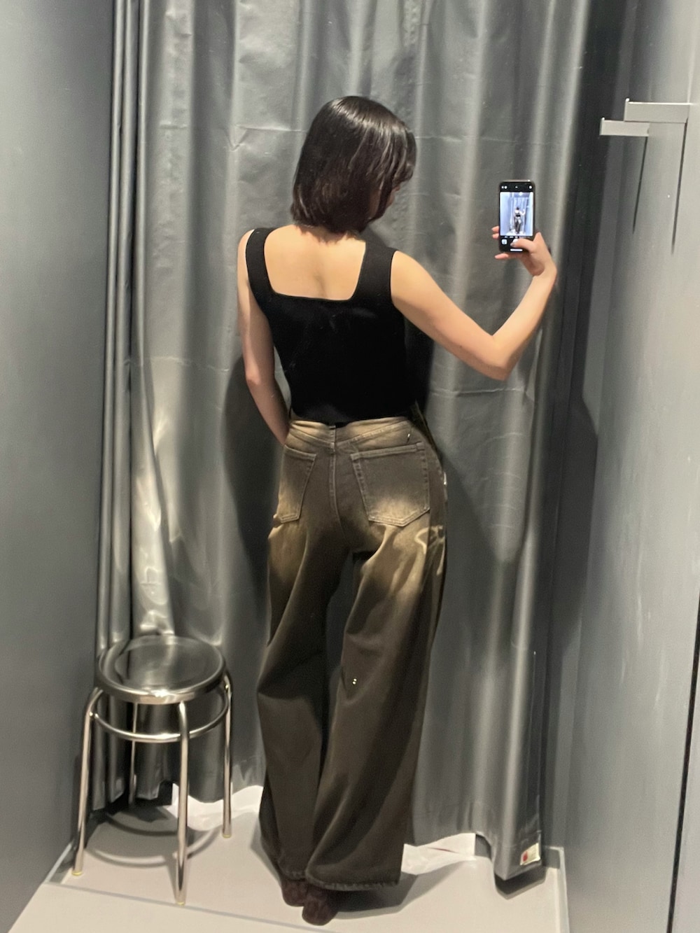 ブラック系のTシャツ/カットソー、ブラック系のデニムパンツ、ブラウン系のサンダルを着用したレディースの夏コーディネートの5枚目の写真