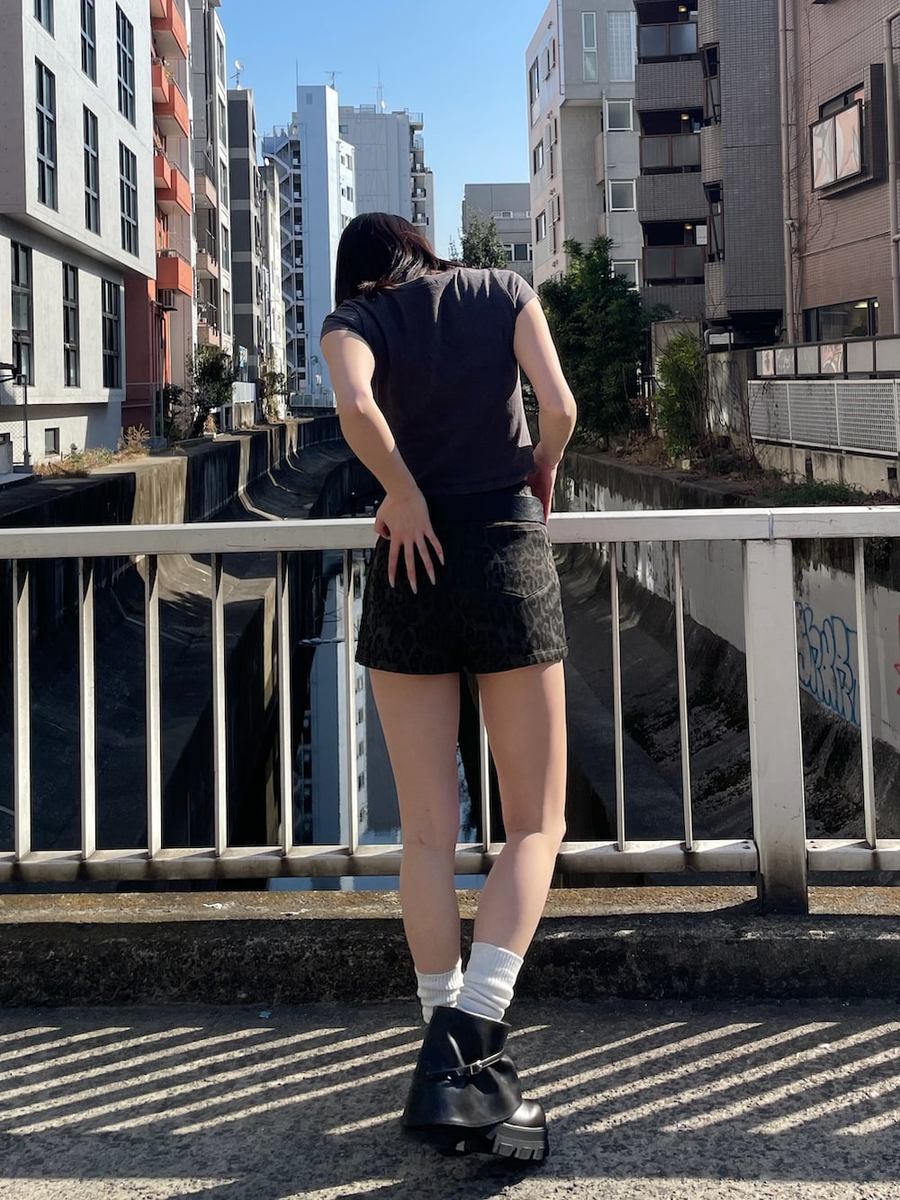 ブラック系のTシャツ/カットソー、ブラウン系のその他パンツ、ブラック系のブーツを着用したレディースの春コーディネートの3枚目の写真